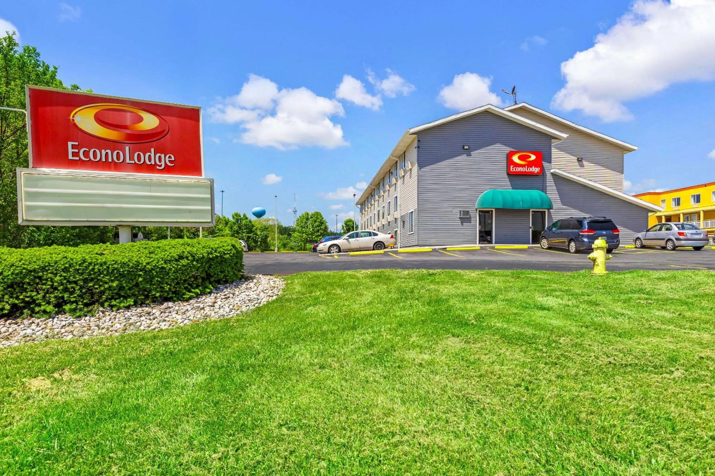 Property building in Econo Lodge Akron Copley Northwest