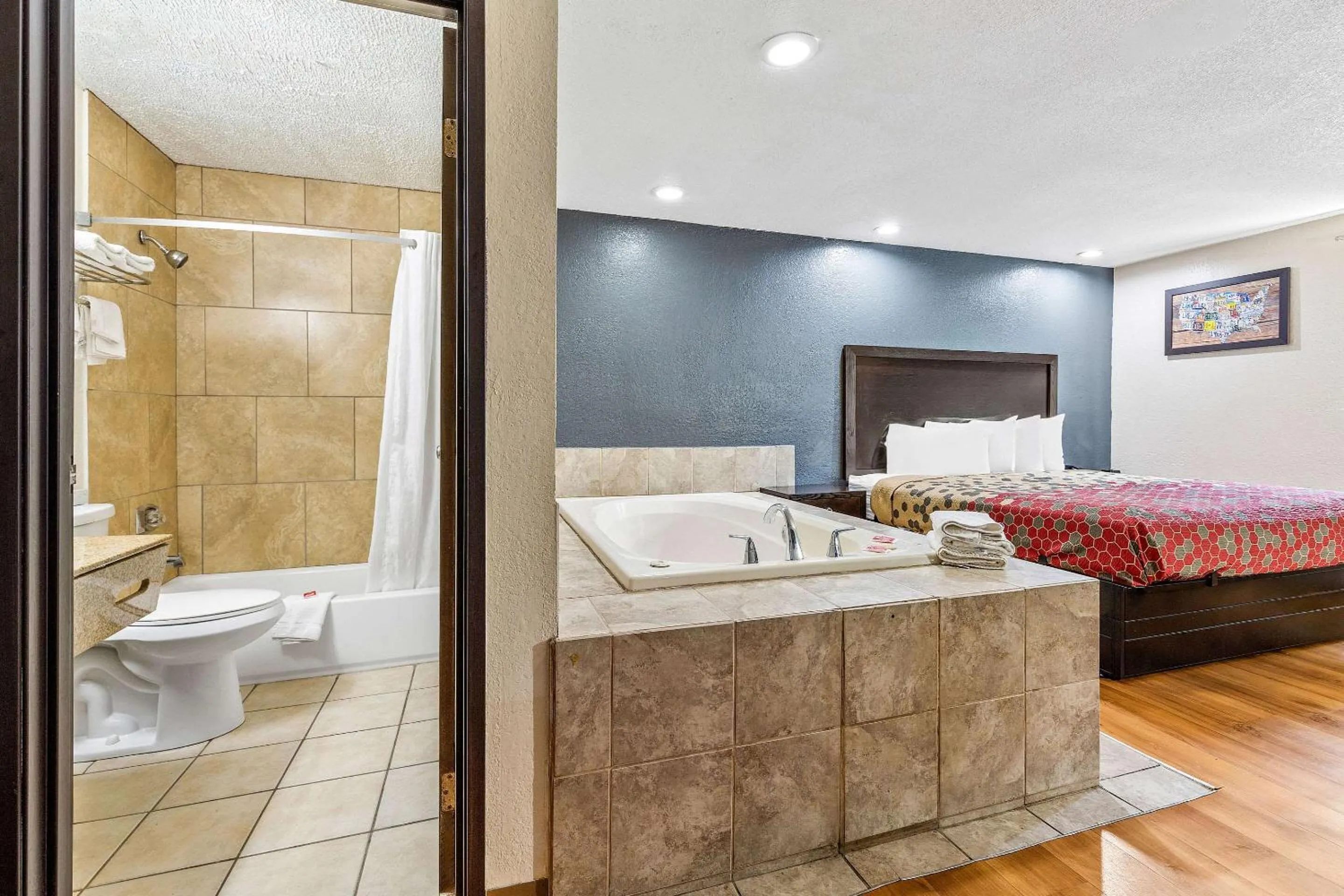 Bedroom, Bed in Econo Lodge Akron Copley Northwest