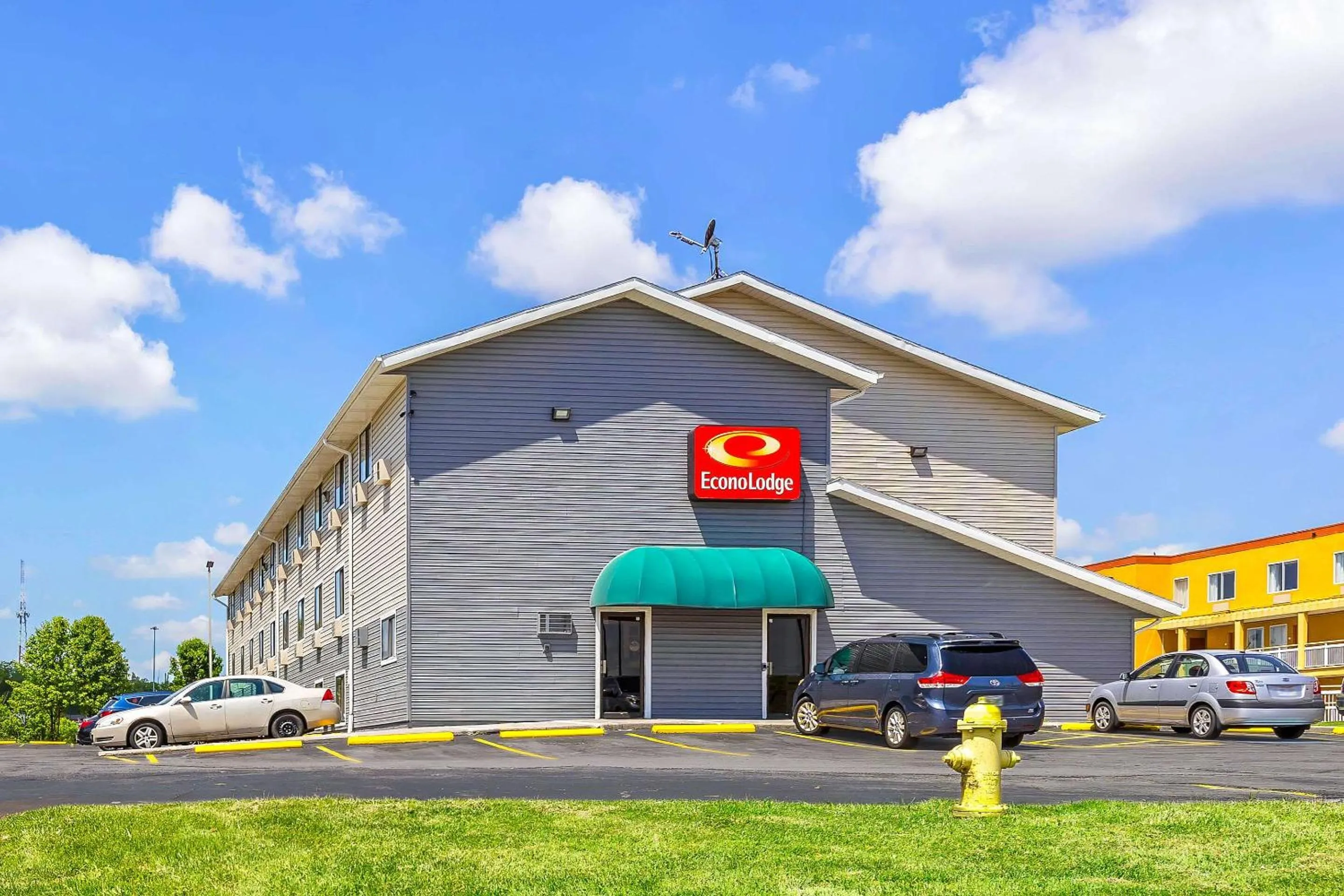 Property building in Econo Lodge Akron Copley Northwest