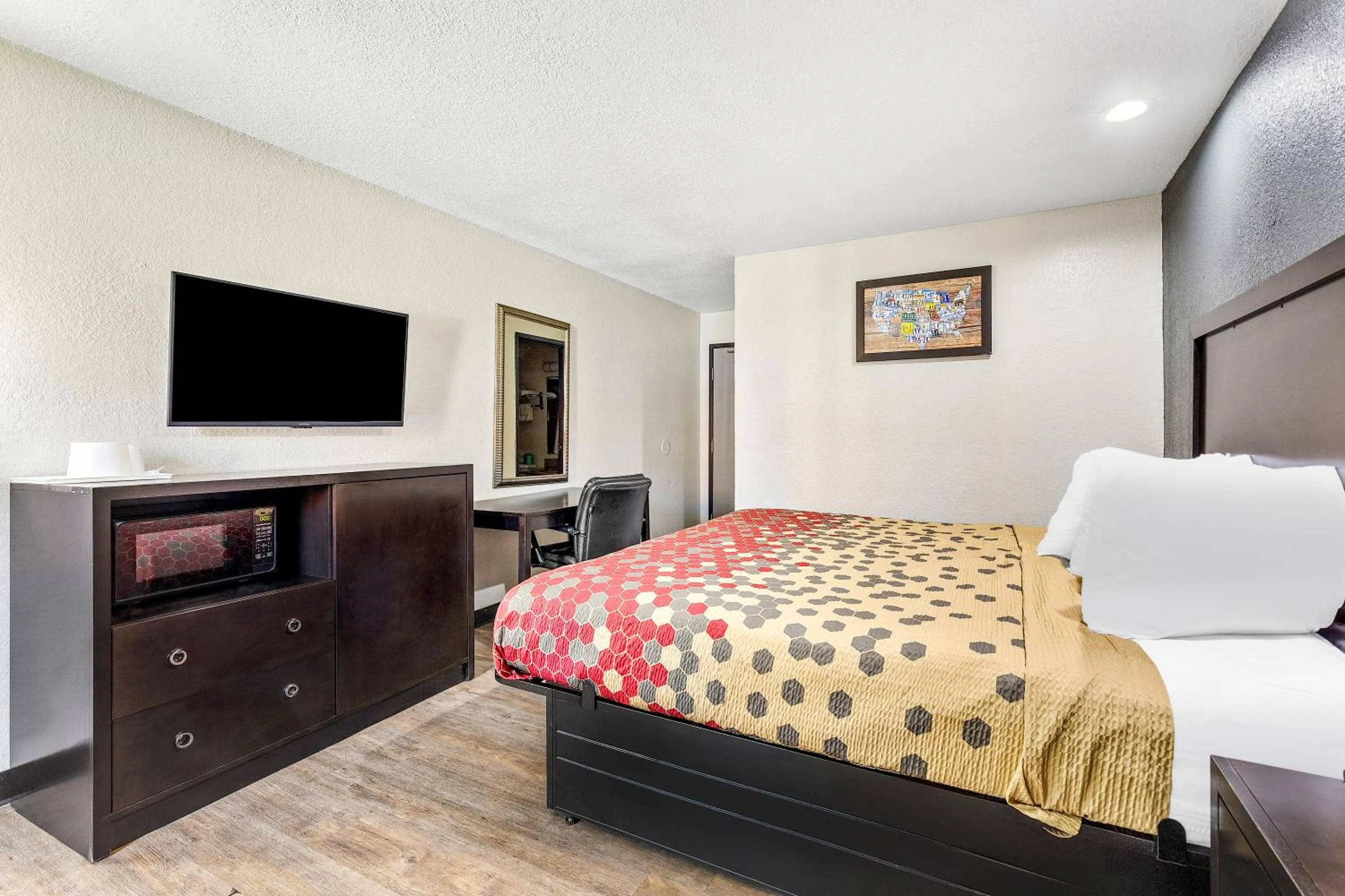 Bed in Econo Lodge Akron Copley Northwest