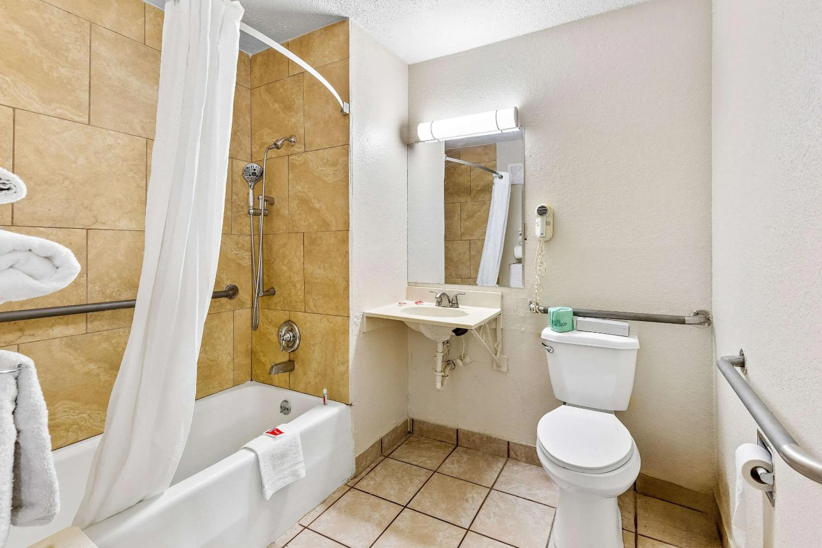 Bedroom in Econo Lodge Akron Copley Northwest