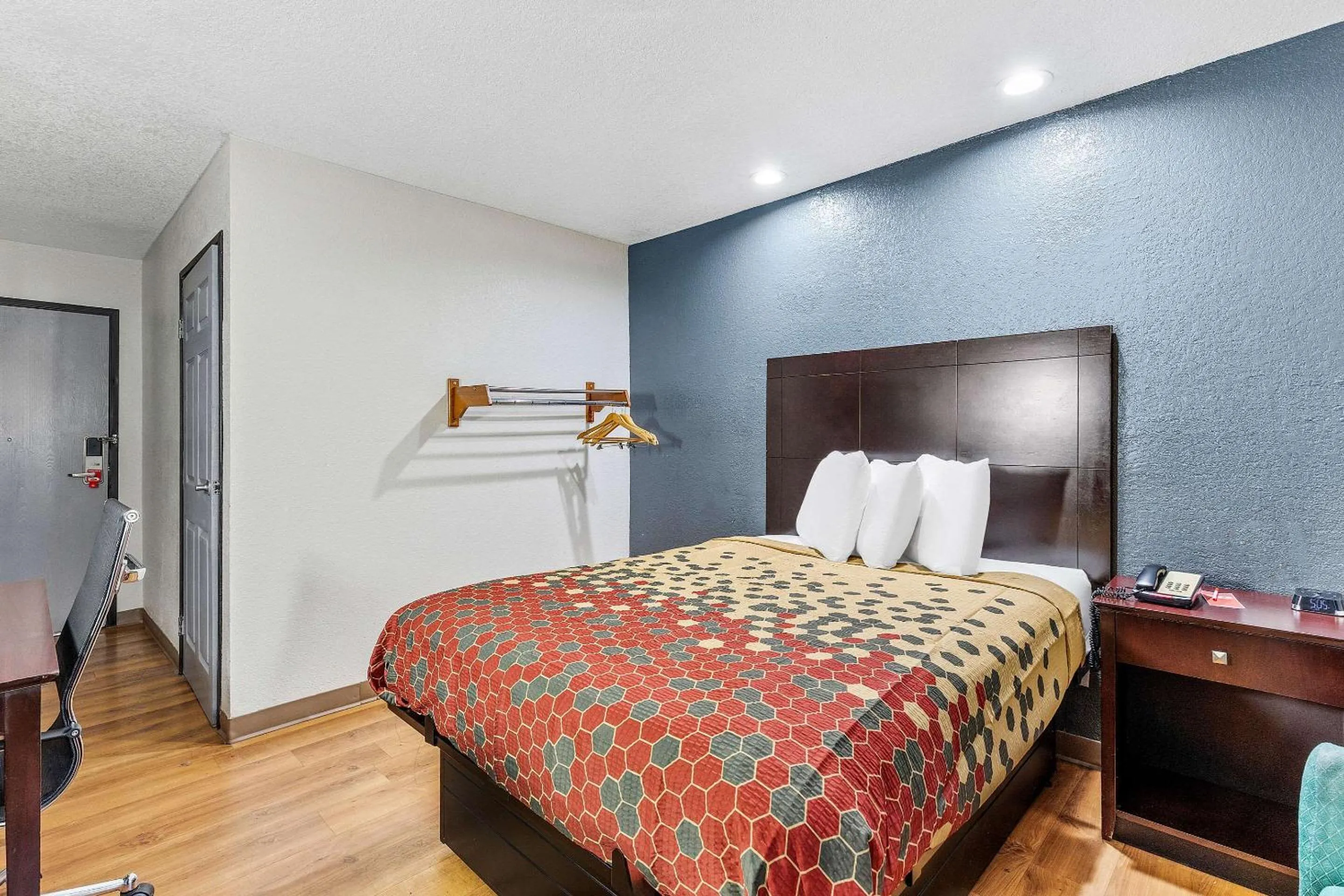 Bedroom, Bed in Econo Lodge Akron Copley Northwest