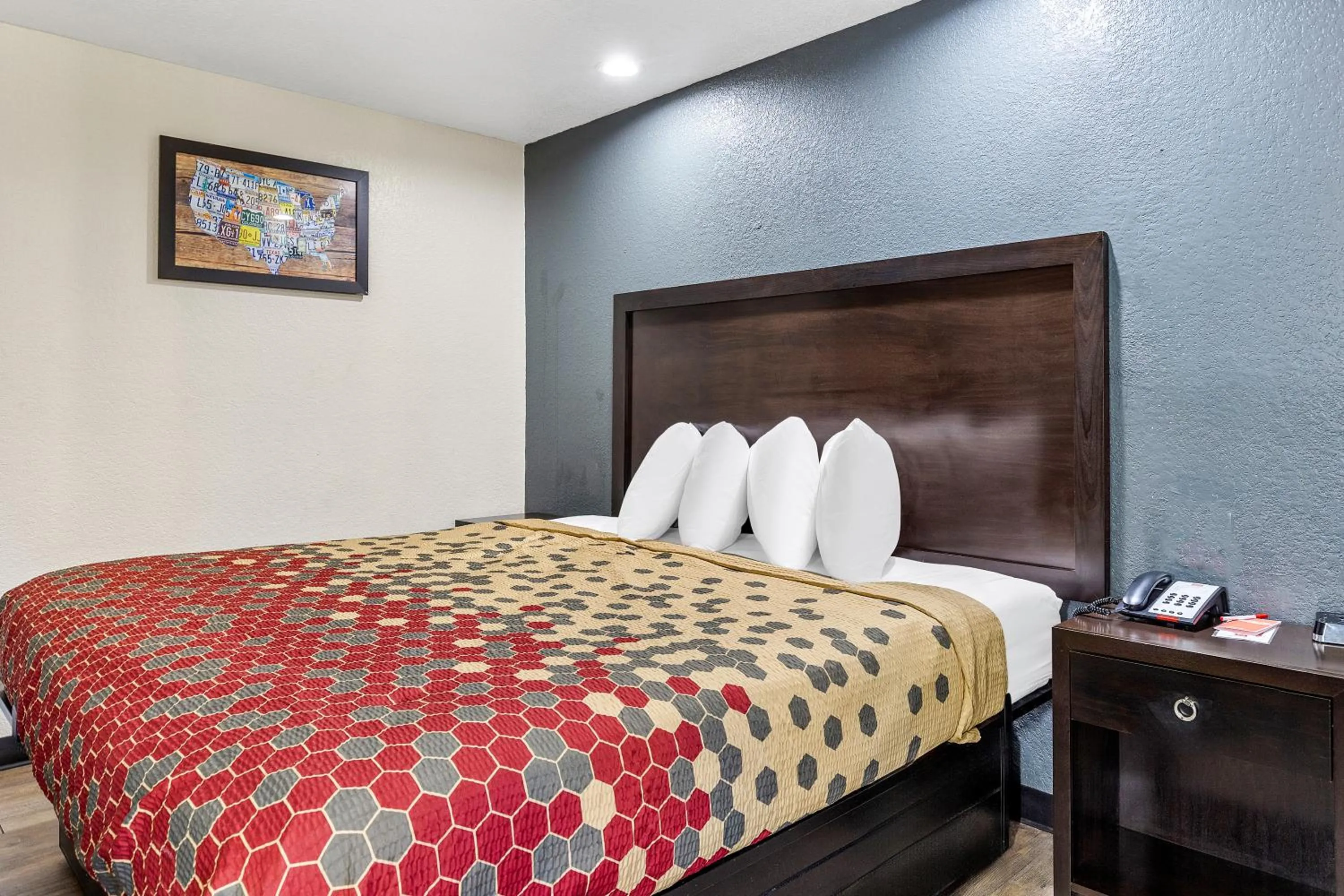 Bed in Econo Lodge Akron Copley Northwest