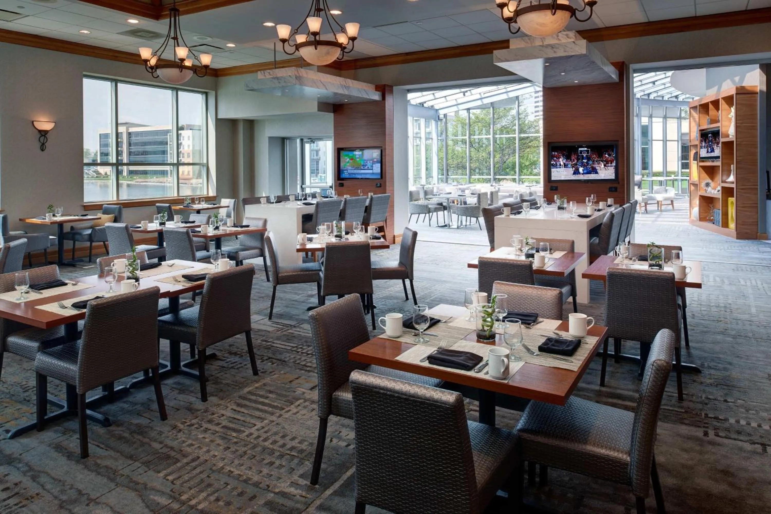 Restaurant/places to eat in Marriott Indianapolis North