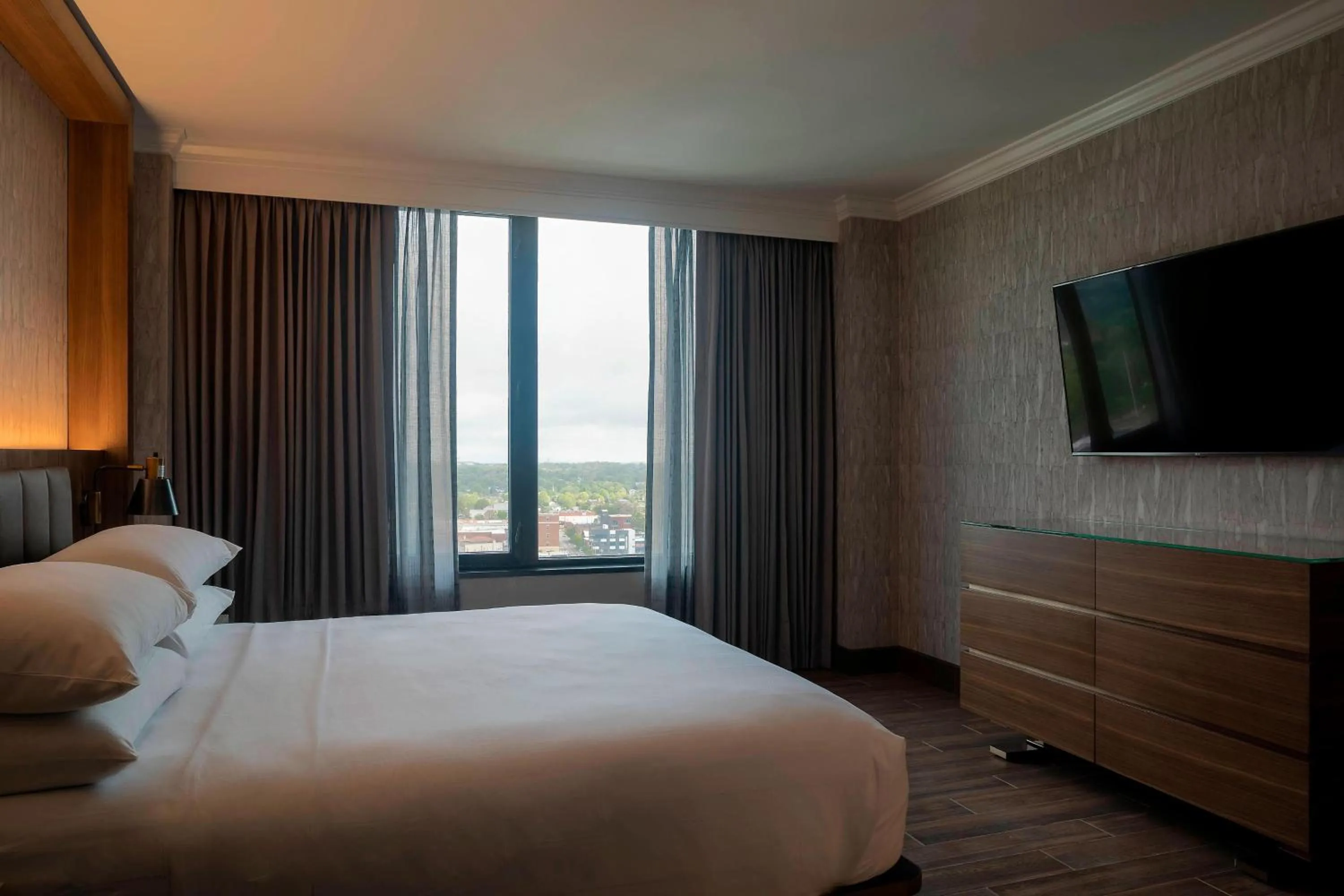 Bedroom, Bed in Winston-Salem Marriott