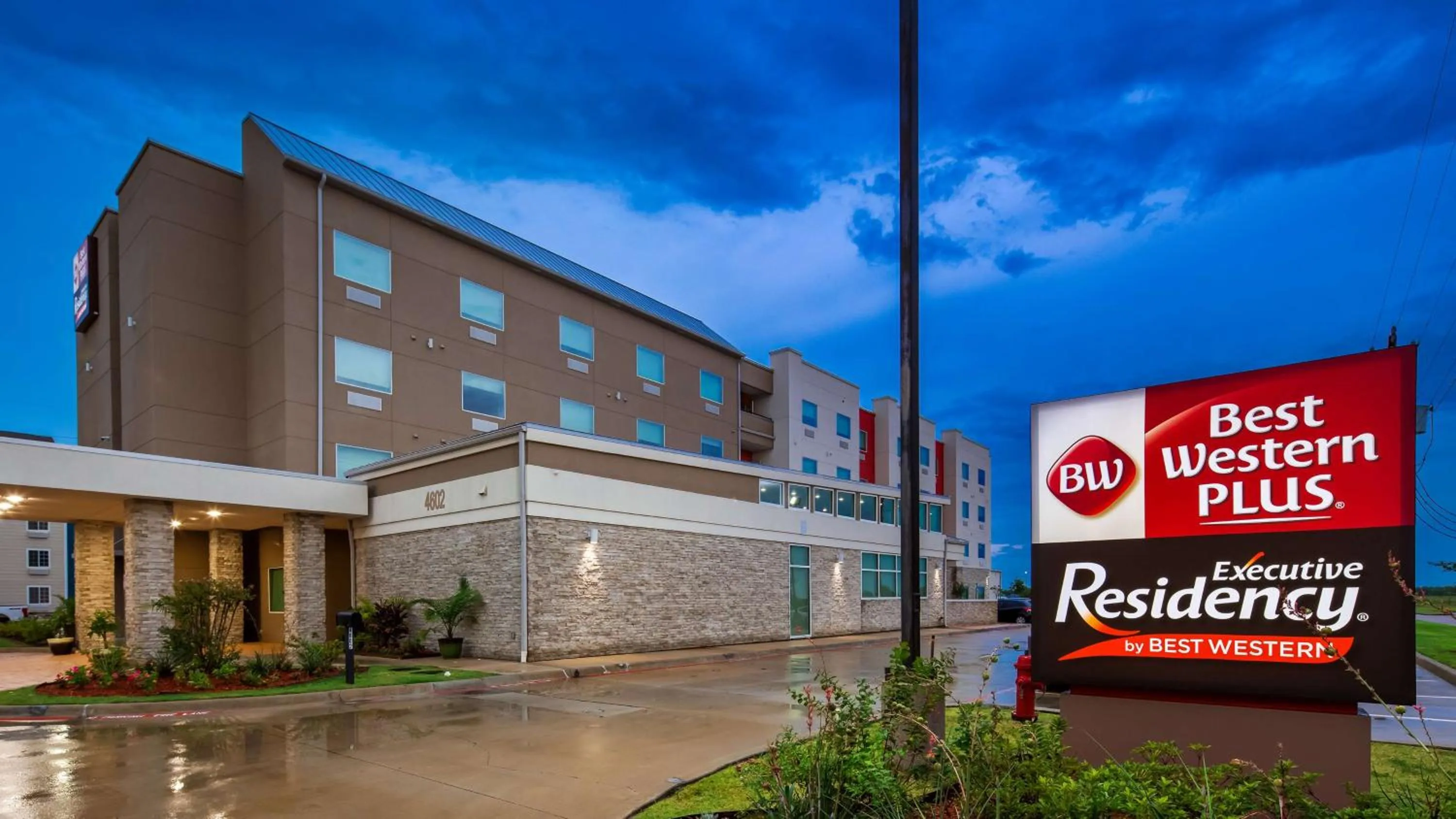 Property building in Best Western Plus Executive Residency Baytown