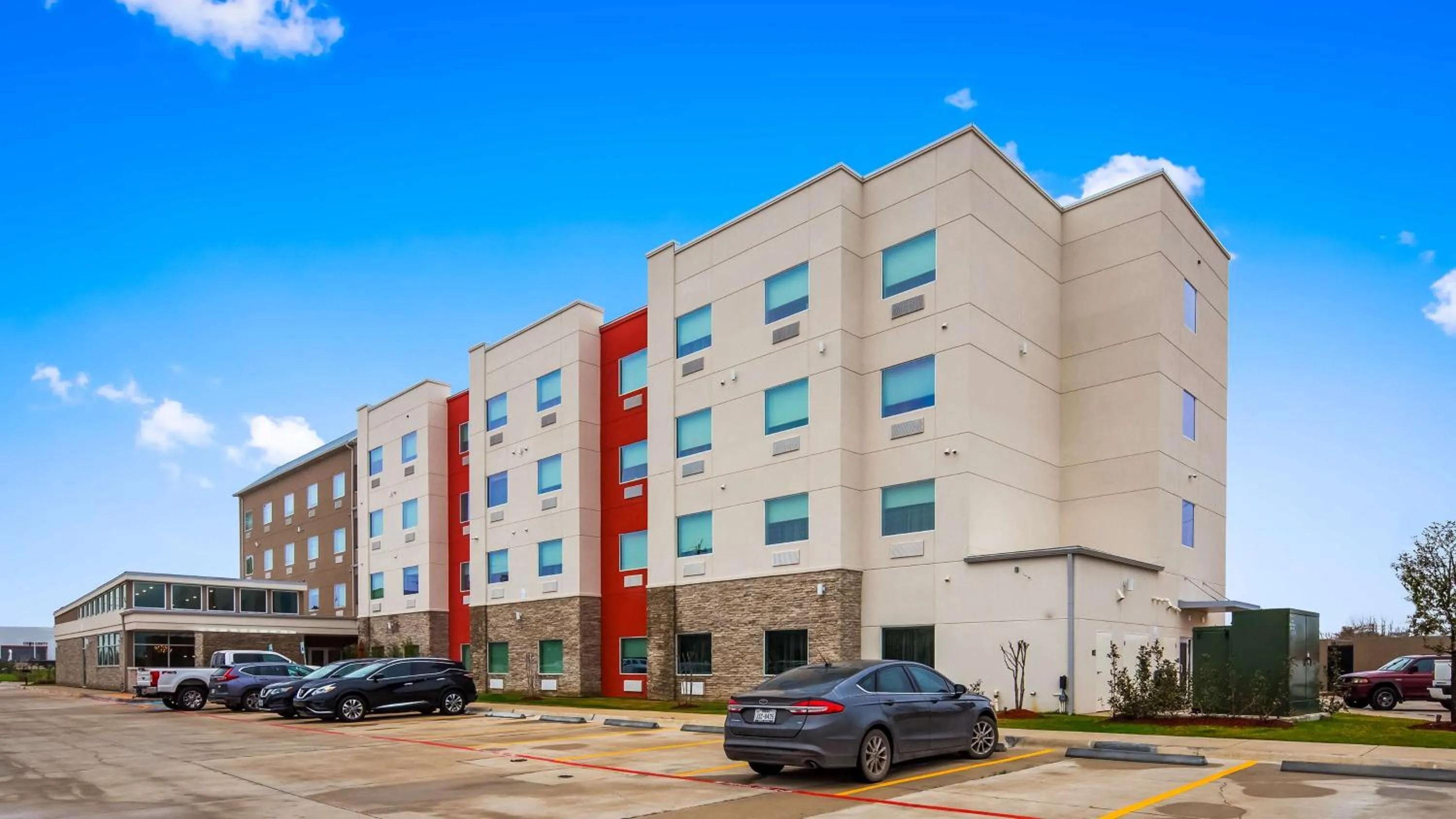 Property building in Best Western Plus Executive Residency Baytown