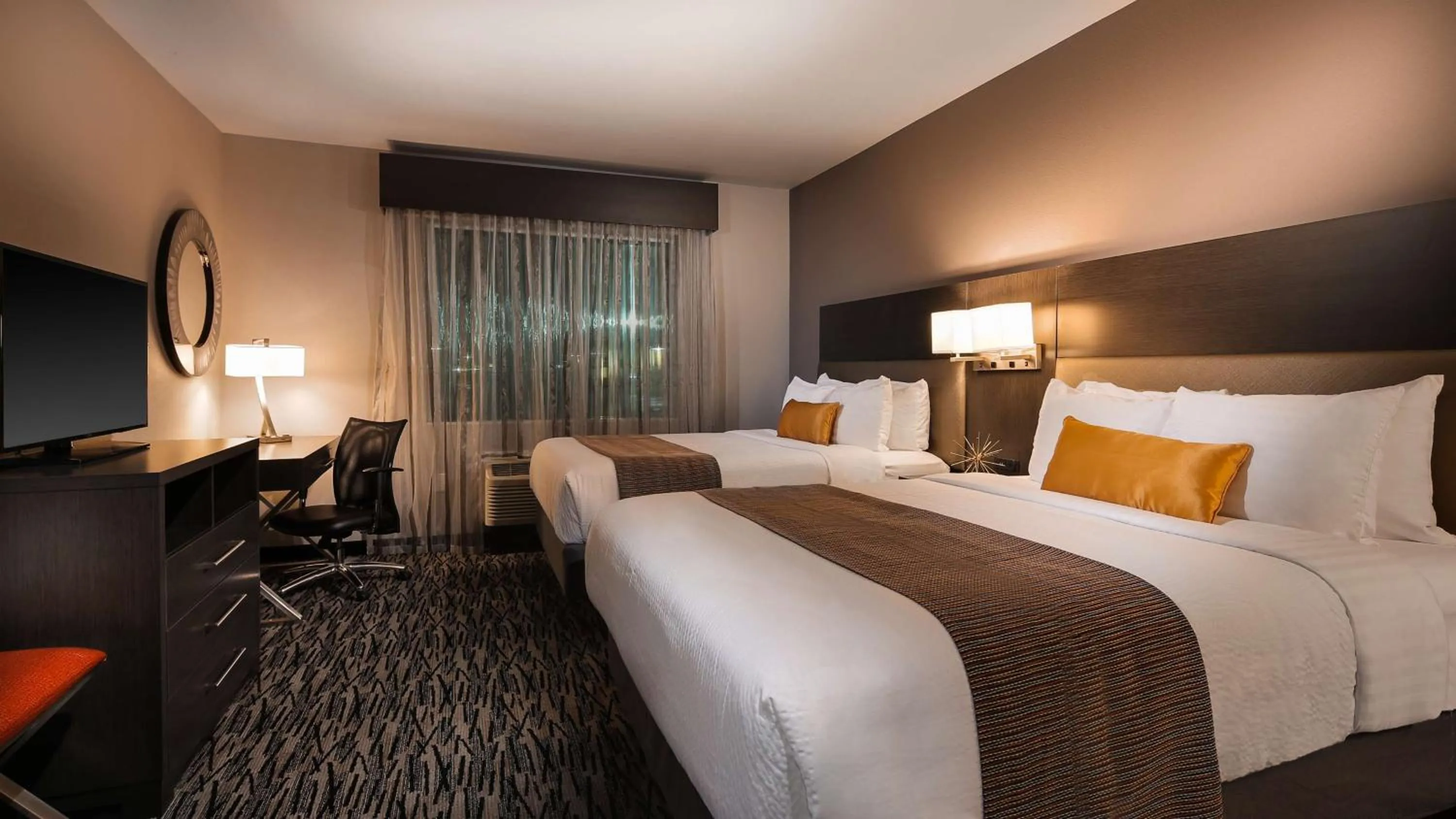 Photo of the whole room, Bed in Best Western Plus Executive Residency Baytown