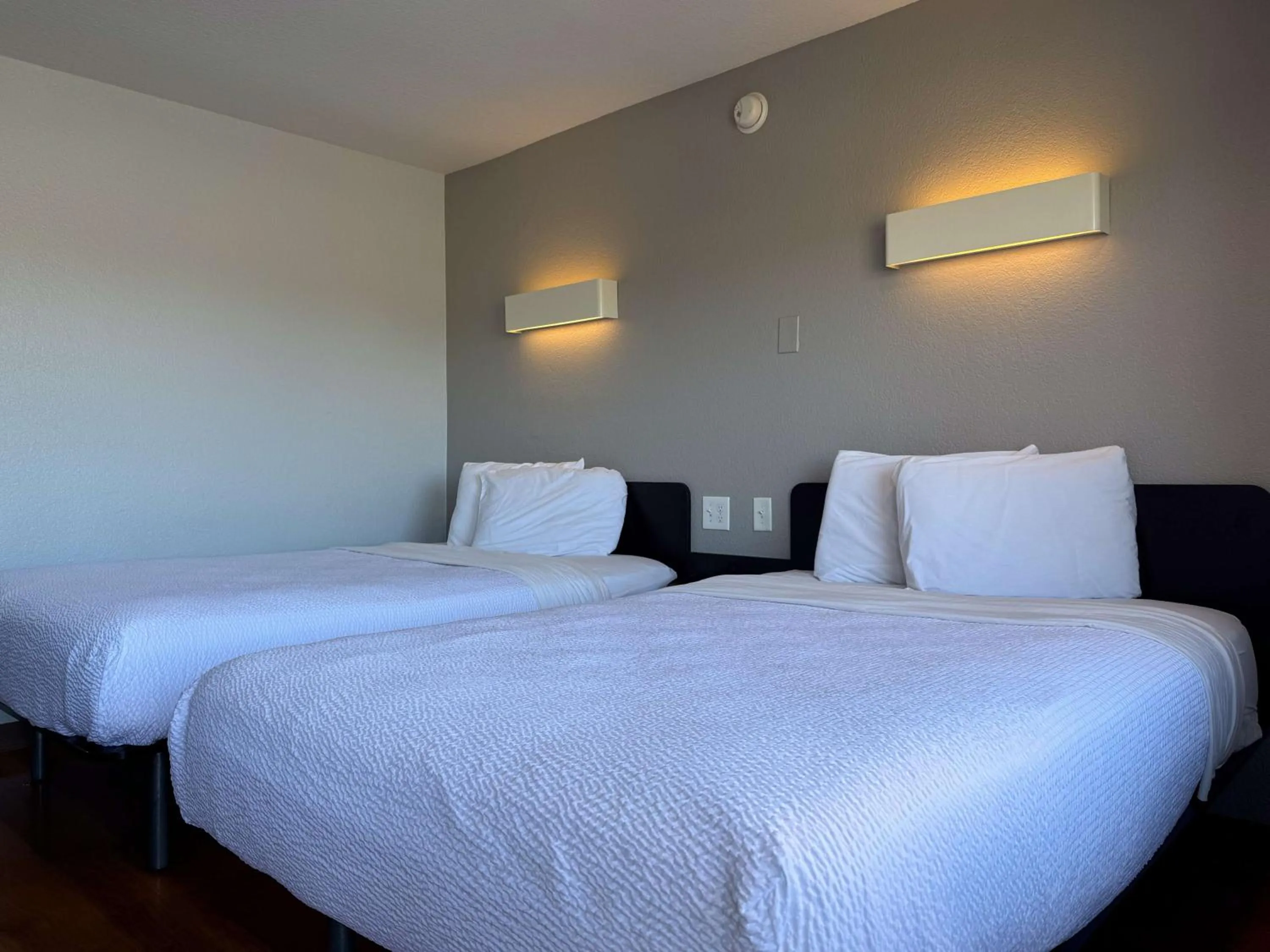 Bedroom, Bed in Motel 6-Simi Valley, CA