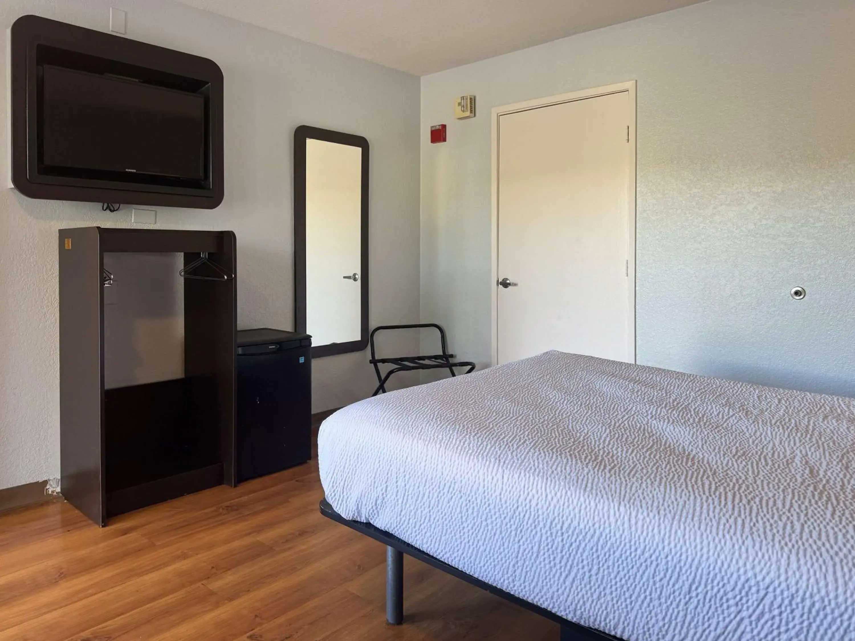 Queen Suite - single occupancy in Motel 6-Simi Valley, CA Queen Suite - single occupancy in Motel 6-Simi Valley, CA