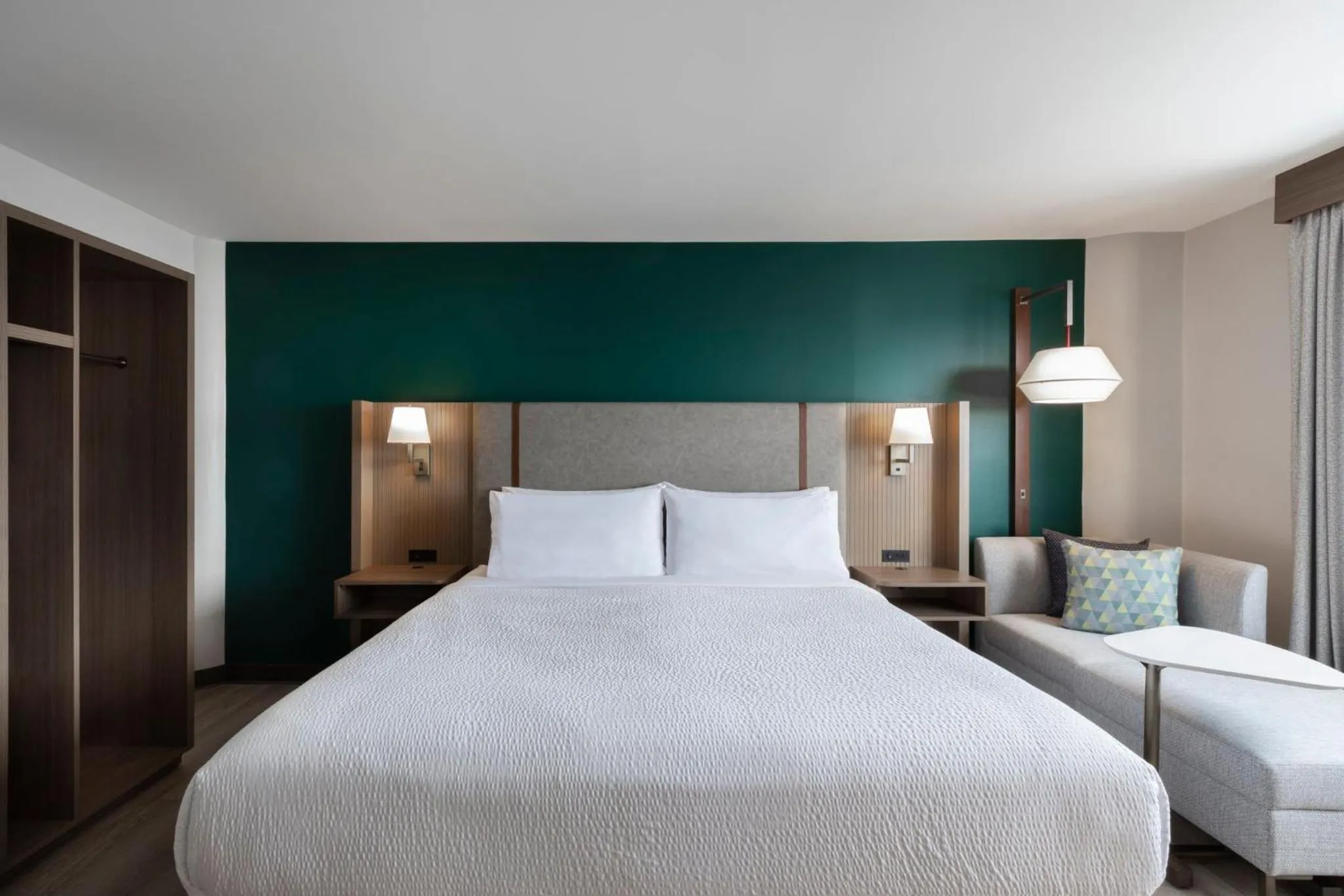 Photo of the whole room, Bed in Holiday Inn St-Jean-sur-Richelieu Congrès by IHG