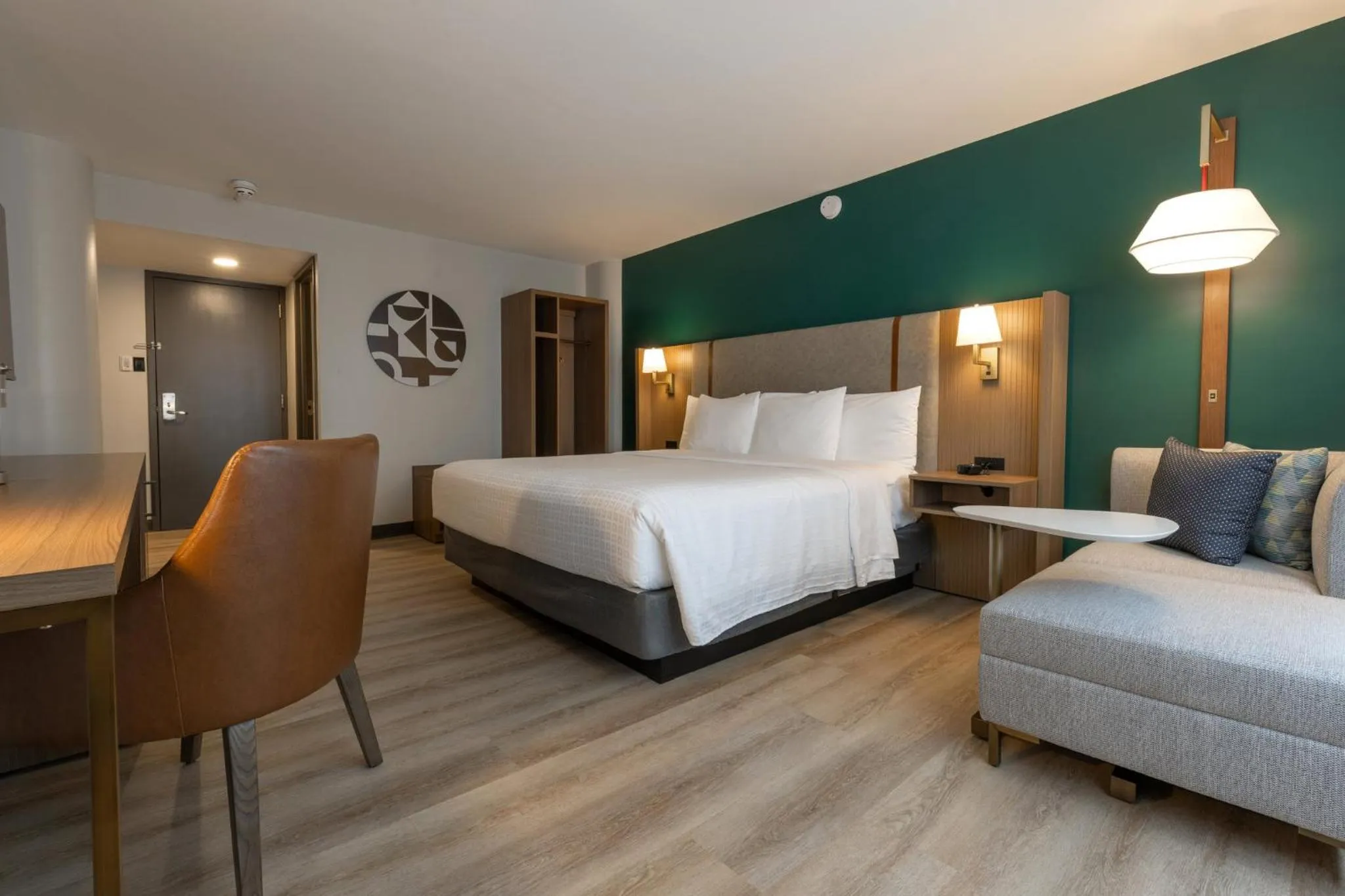 Photo of the whole room, Bed in Holiday Inn St-Jean-sur-Richelieu Congrès by IHG