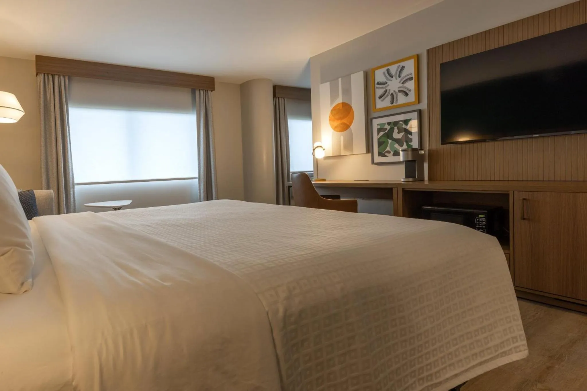 Photo of the whole room, Bed in Holiday Inn St-Jean-sur-Richelieu Congrès by IHG