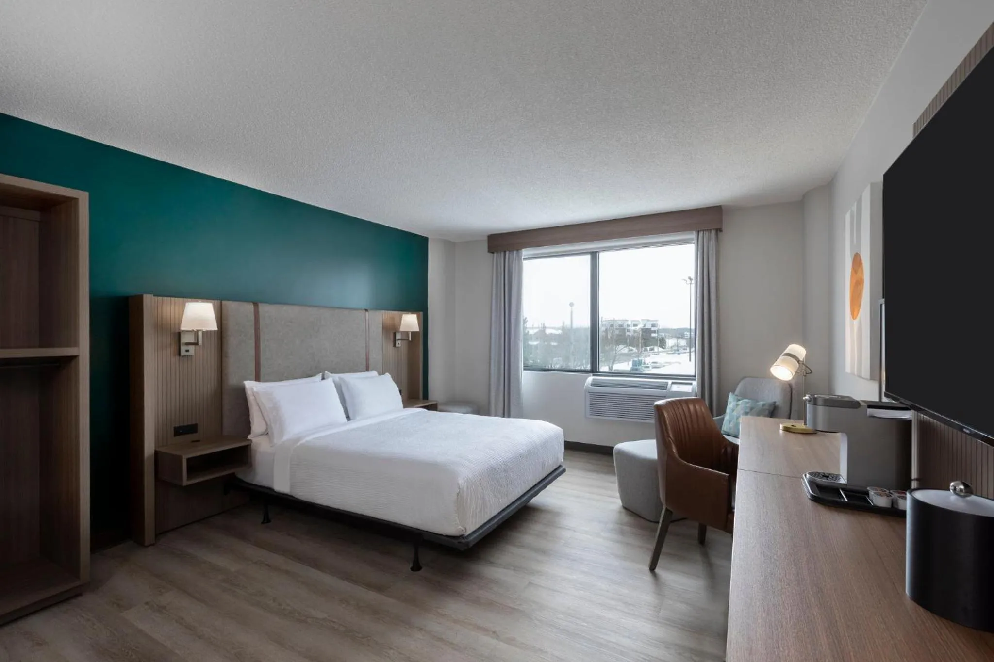 Photo of the whole room, Bed in Holiday Inn St-Jean-sur-Richelieu Congrès by IHG