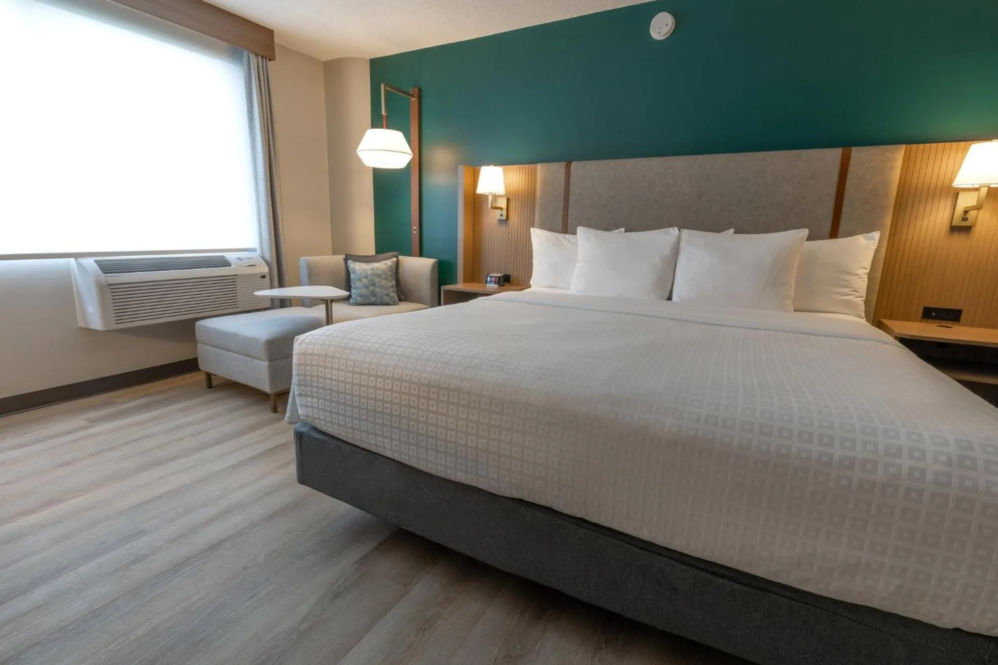 Photo of the whole room, Bed in Holiday Inn St-Jean-sur-Richelieu Congrès by IHG