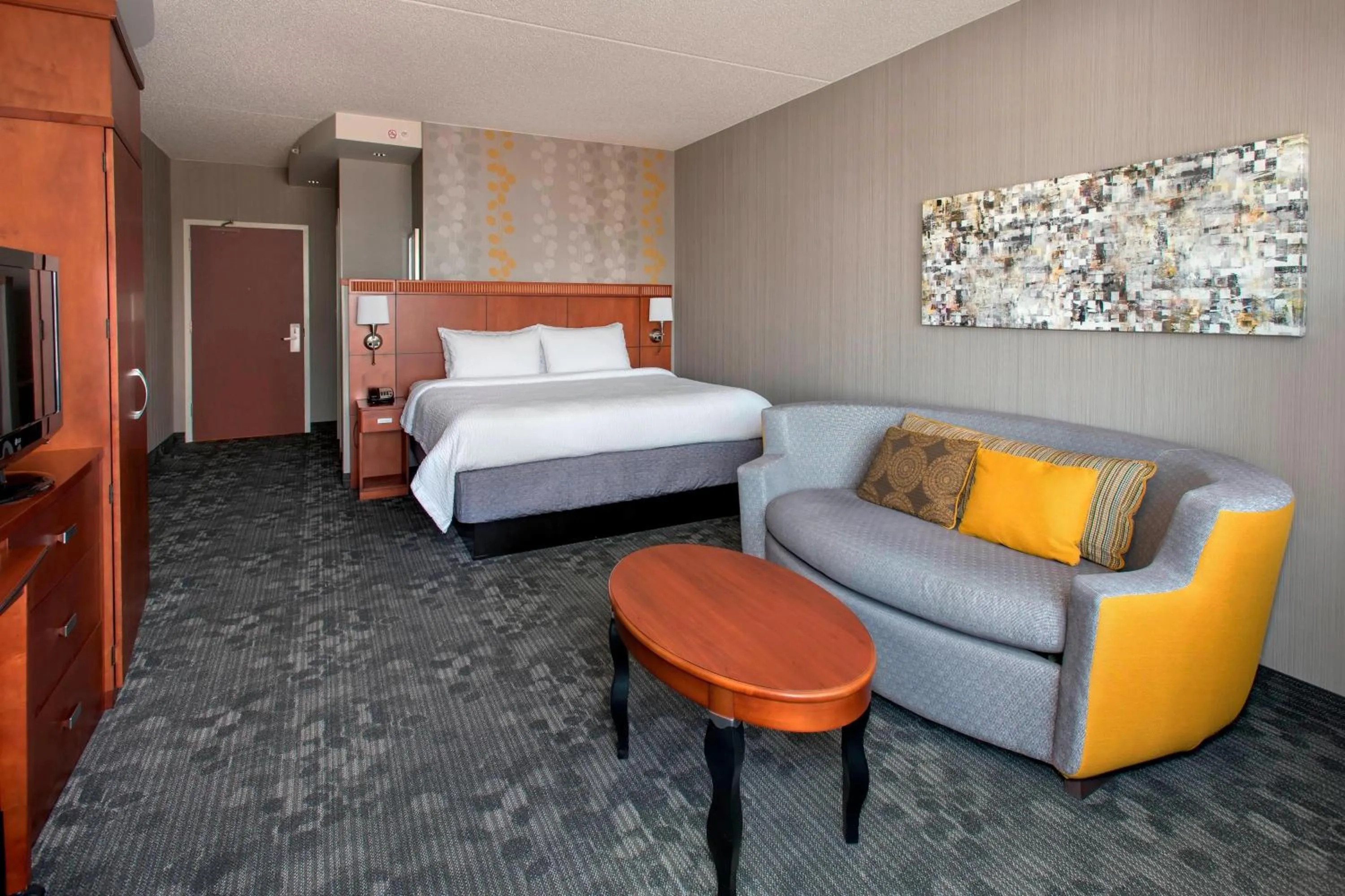 Photo of the whole room, Bed in Courtyard Republic Airport Long Island/Farmingdale