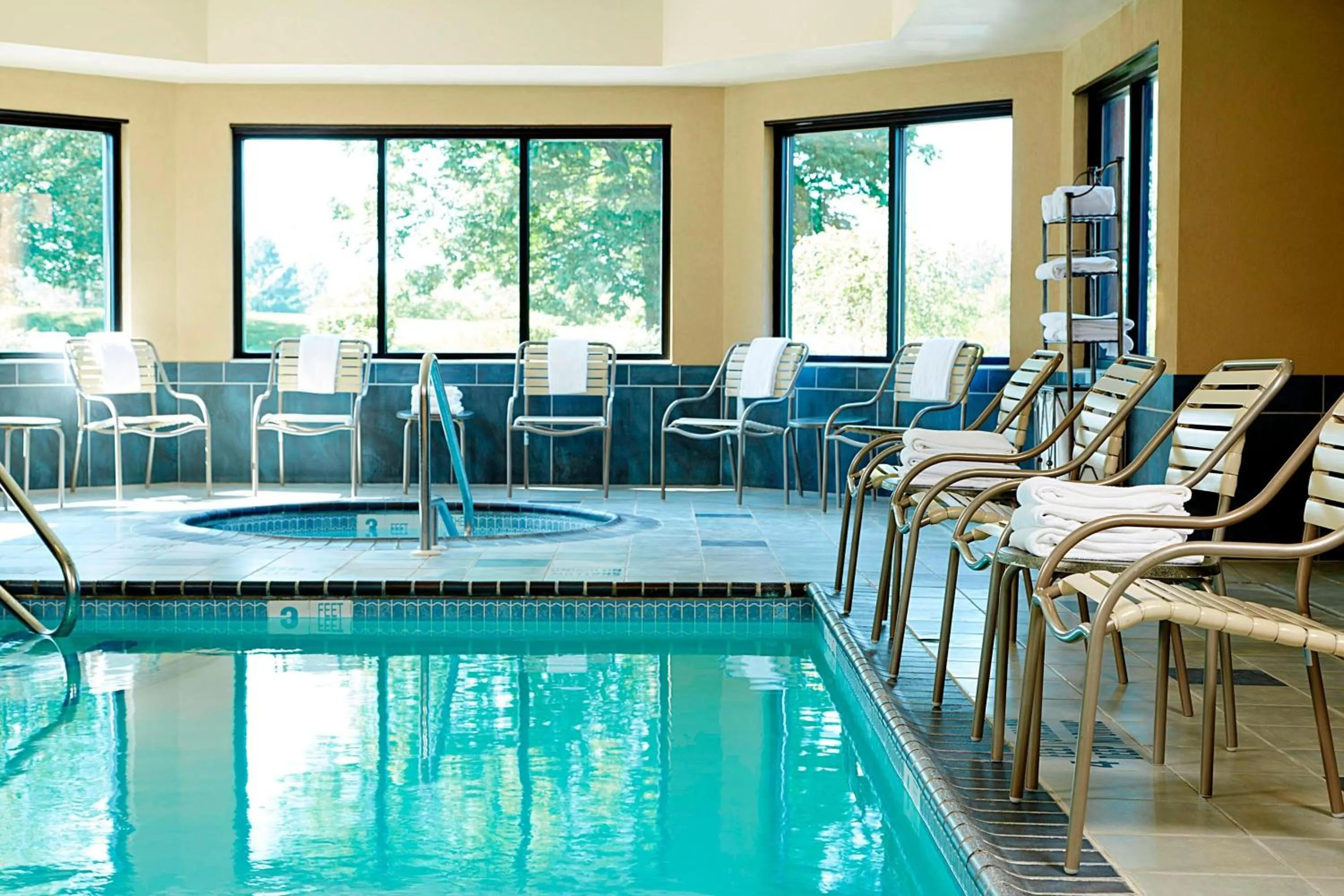 Swimming pool in Courtyard by Marriott Ithaca Airport/University