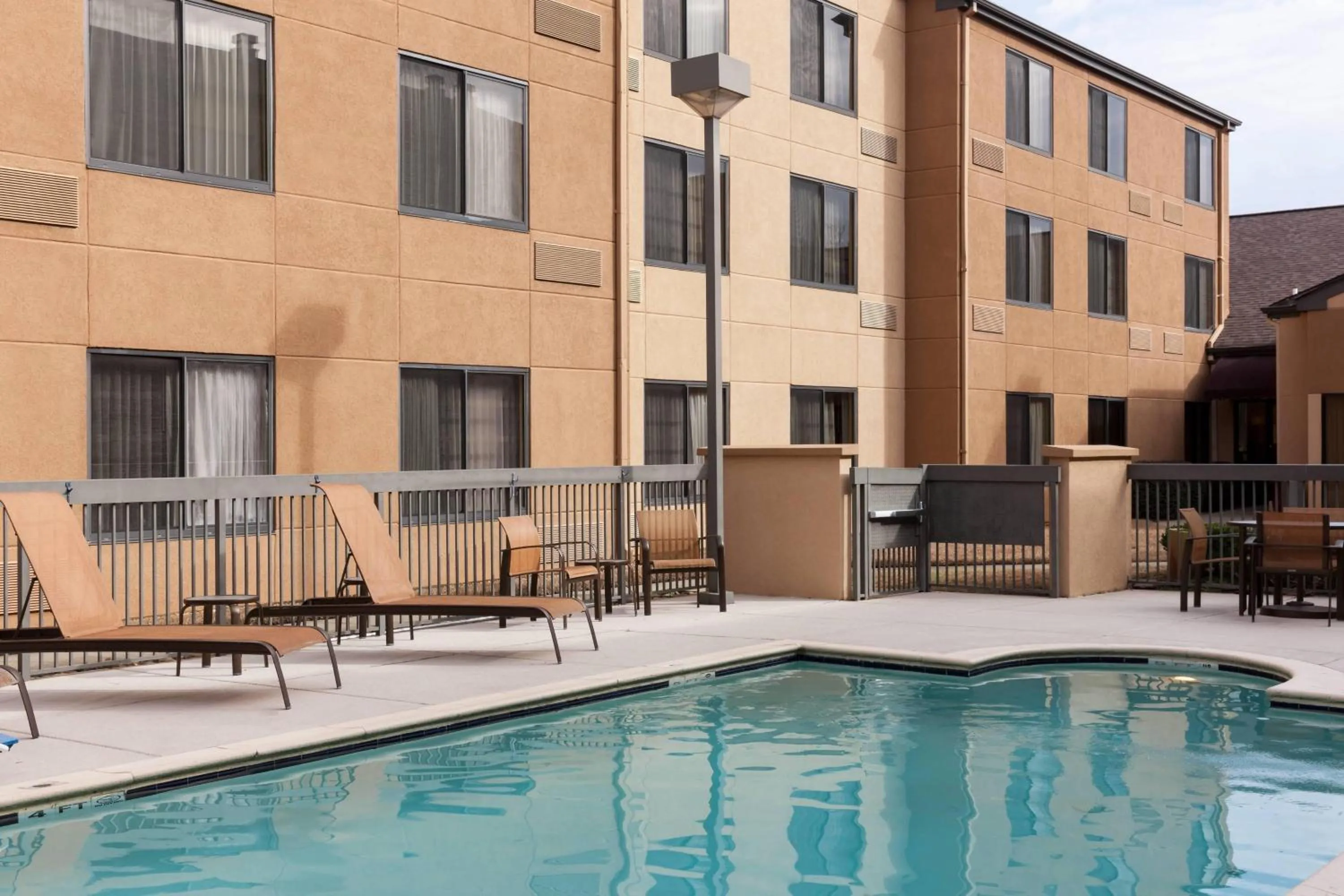 Swimming pool in Courtyard by Marriott Jackson Ridgeland
