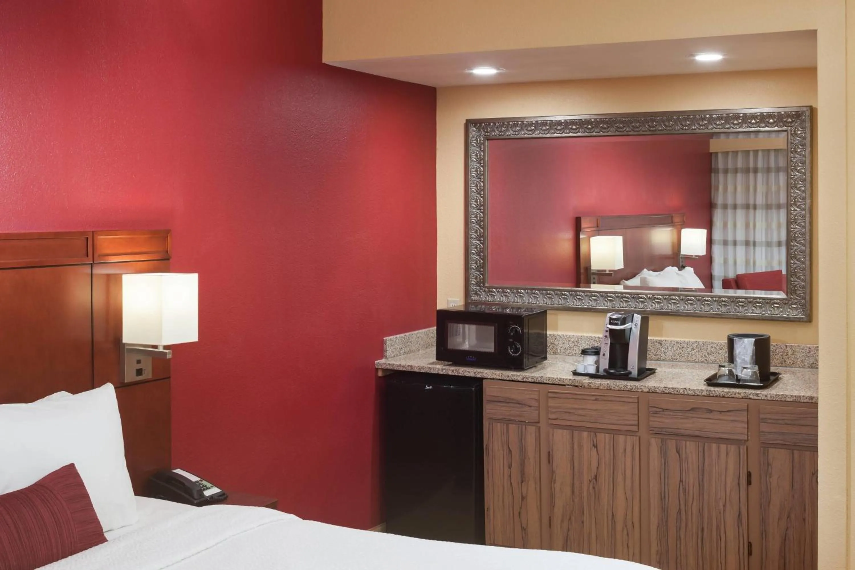 Photo of the whole room, Bed in Courtyard by Marriott Jackson Ridgeland