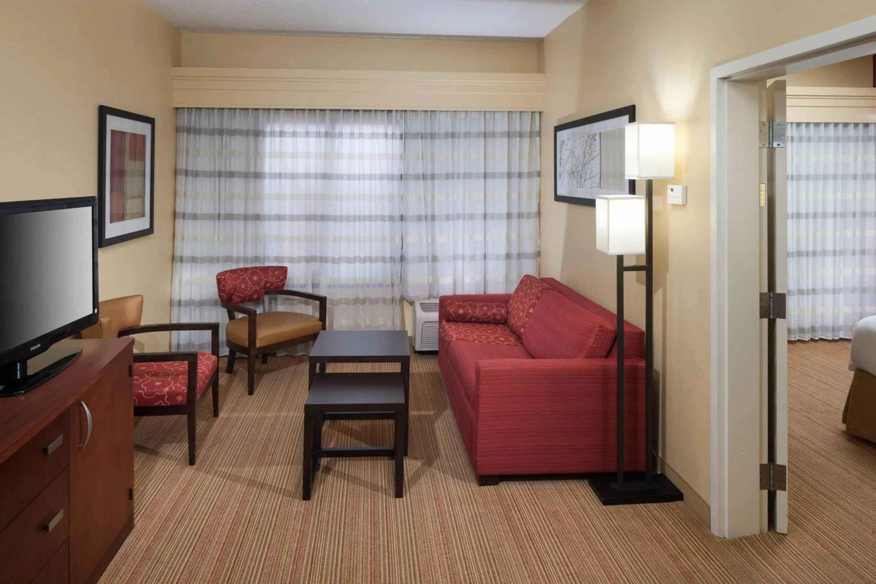 Living room in Courtyard by Marriott Jackson Ridgeland