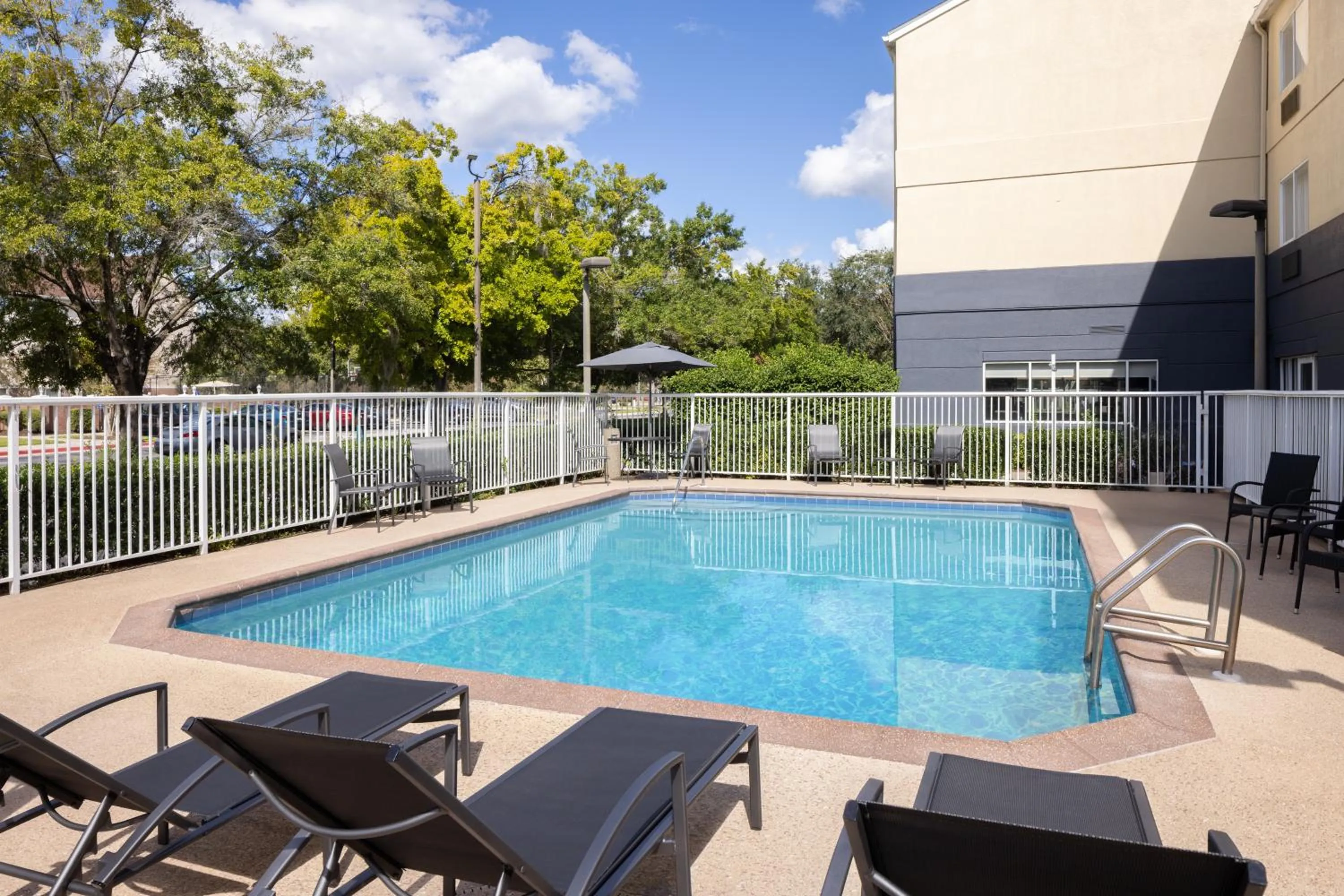 Swimming pool in Fairfield Inn & Suites Jacksonville Airport