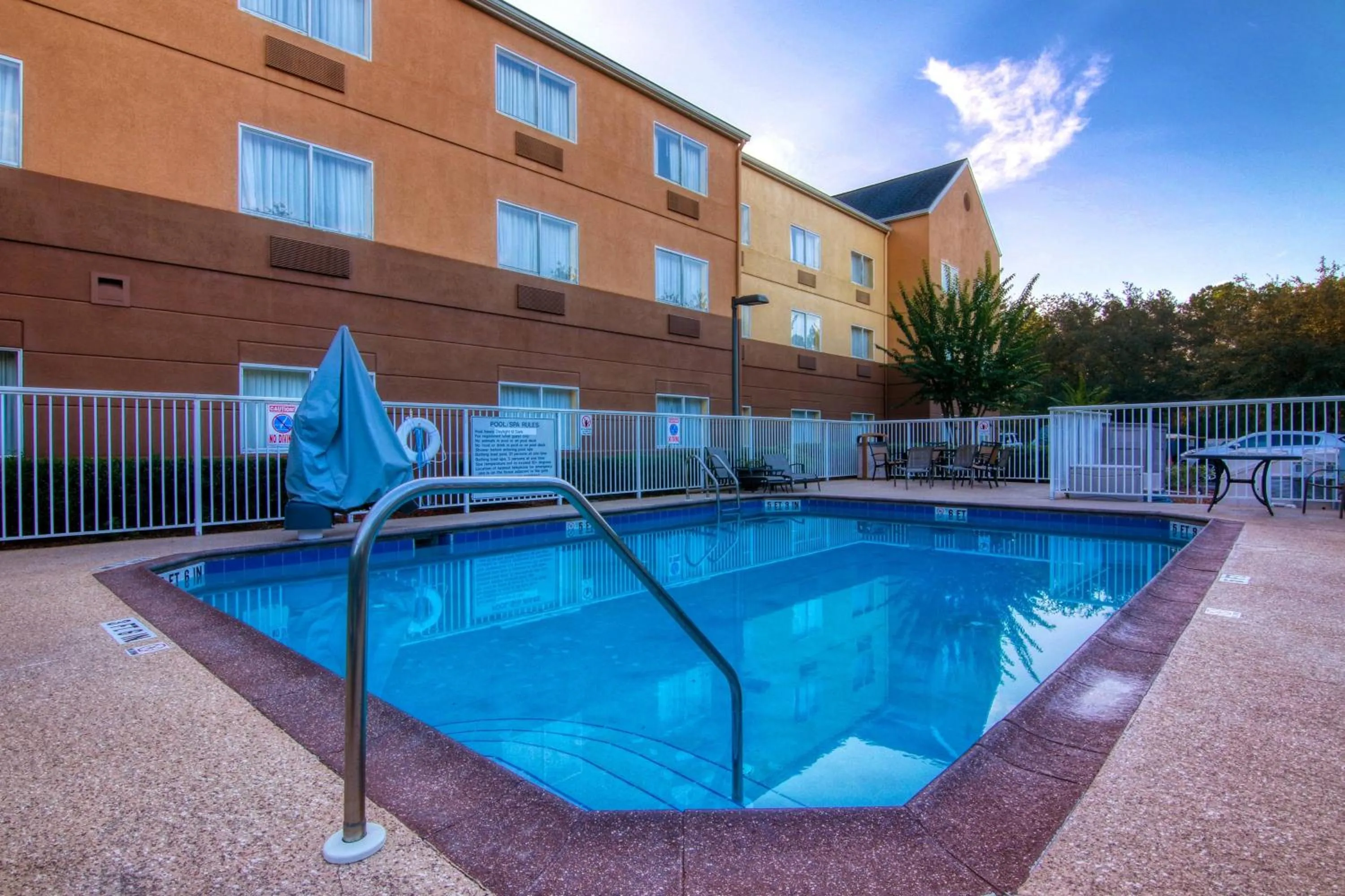 Swimming pool in Fairfield Inn & Suites Jacksonville Airport