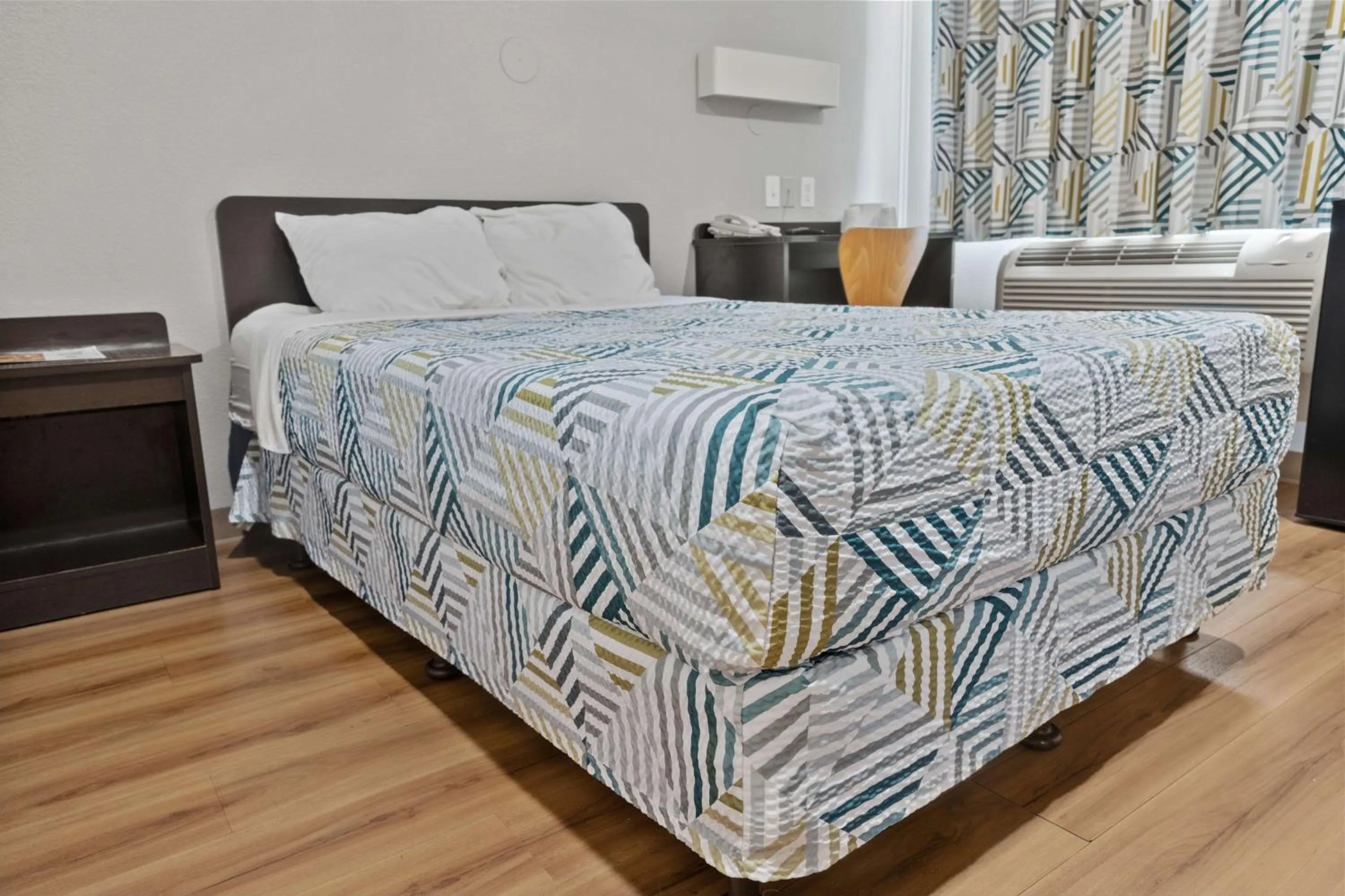 Bedroom, Bed in Motel 6-Ventura, CA - Beach