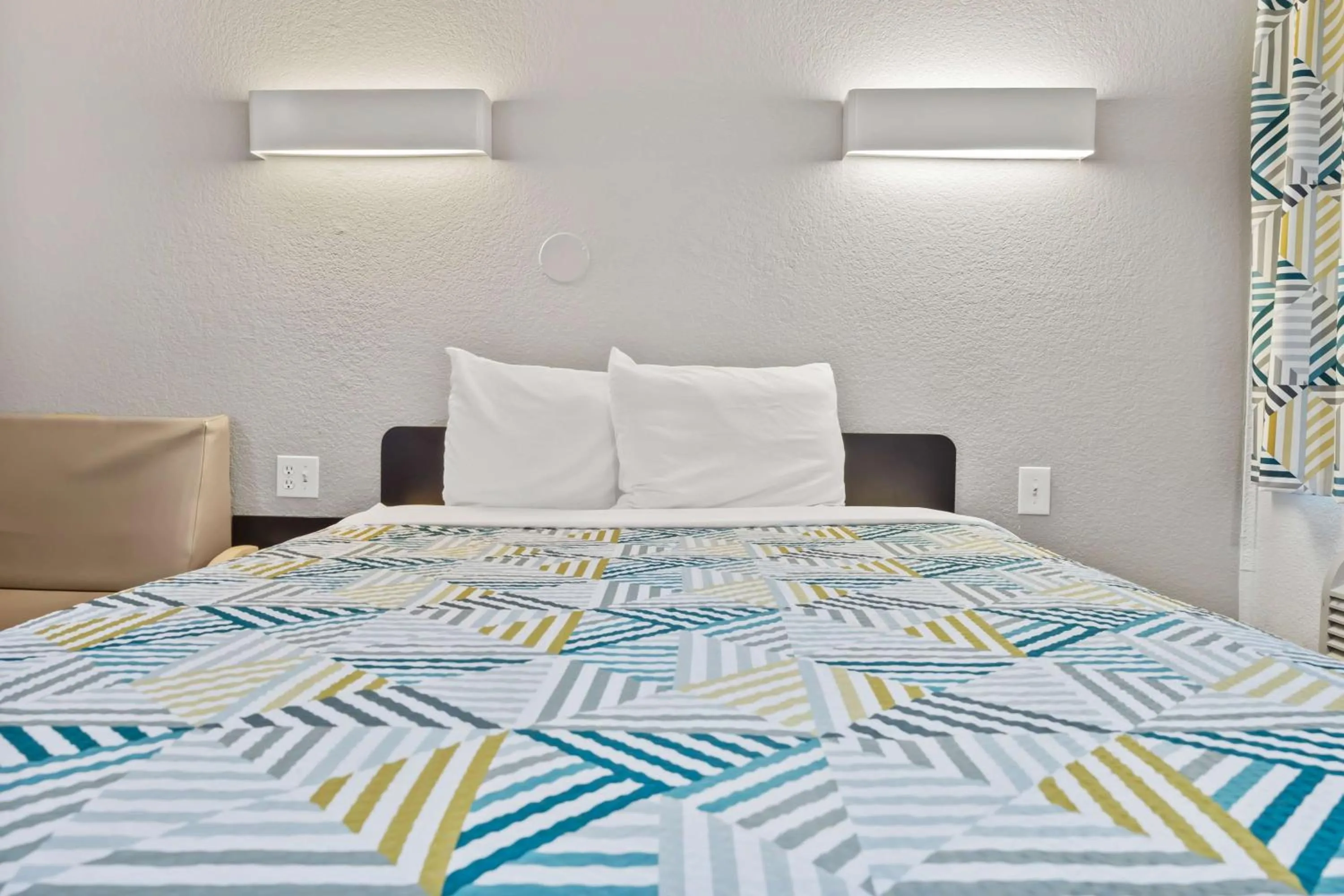 Bedroom, Bed in Motel 6-Ventura, CA - Beach