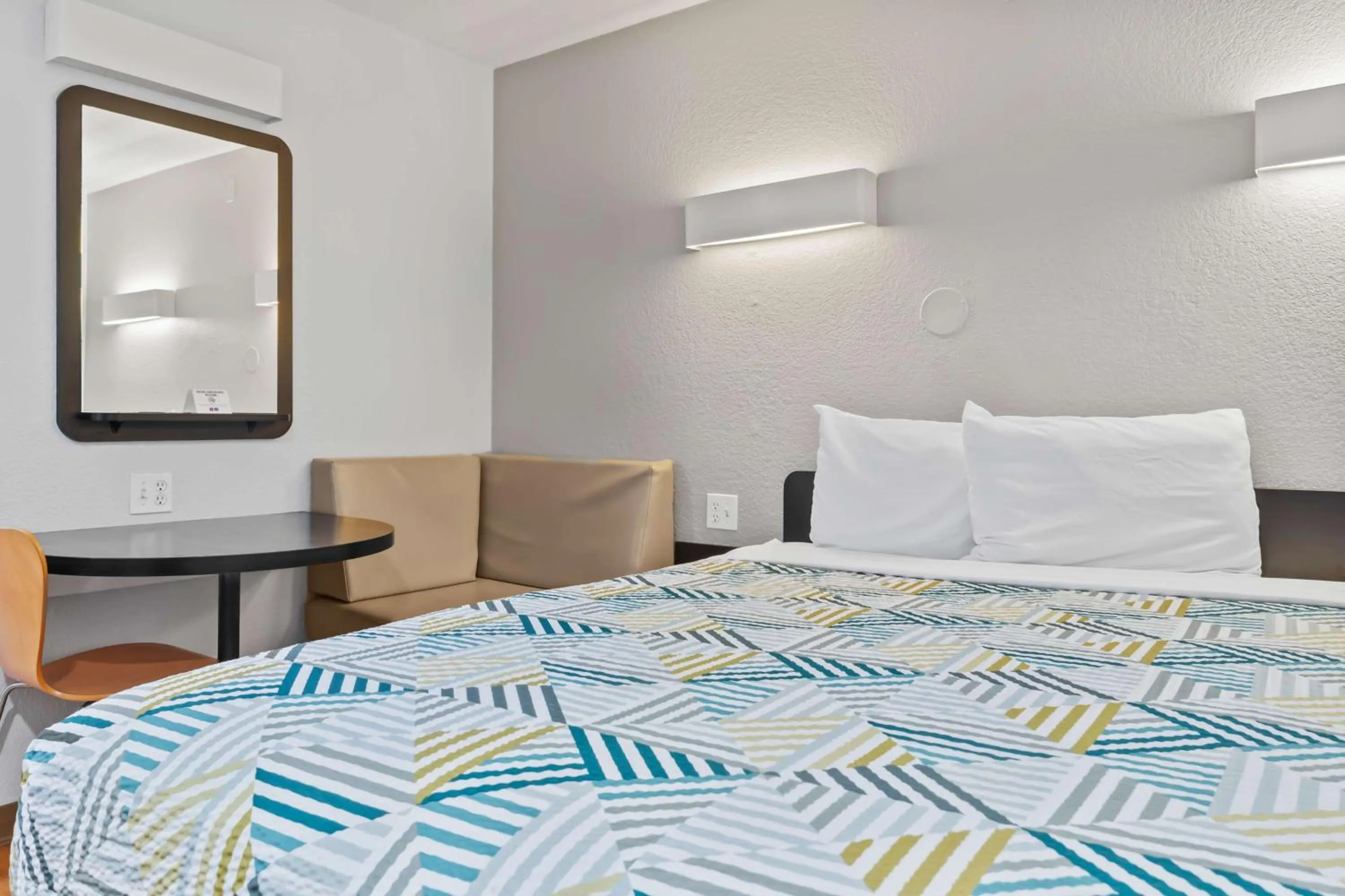 Bedroom, Bed in Motel 6-Ventura, CA - Beach