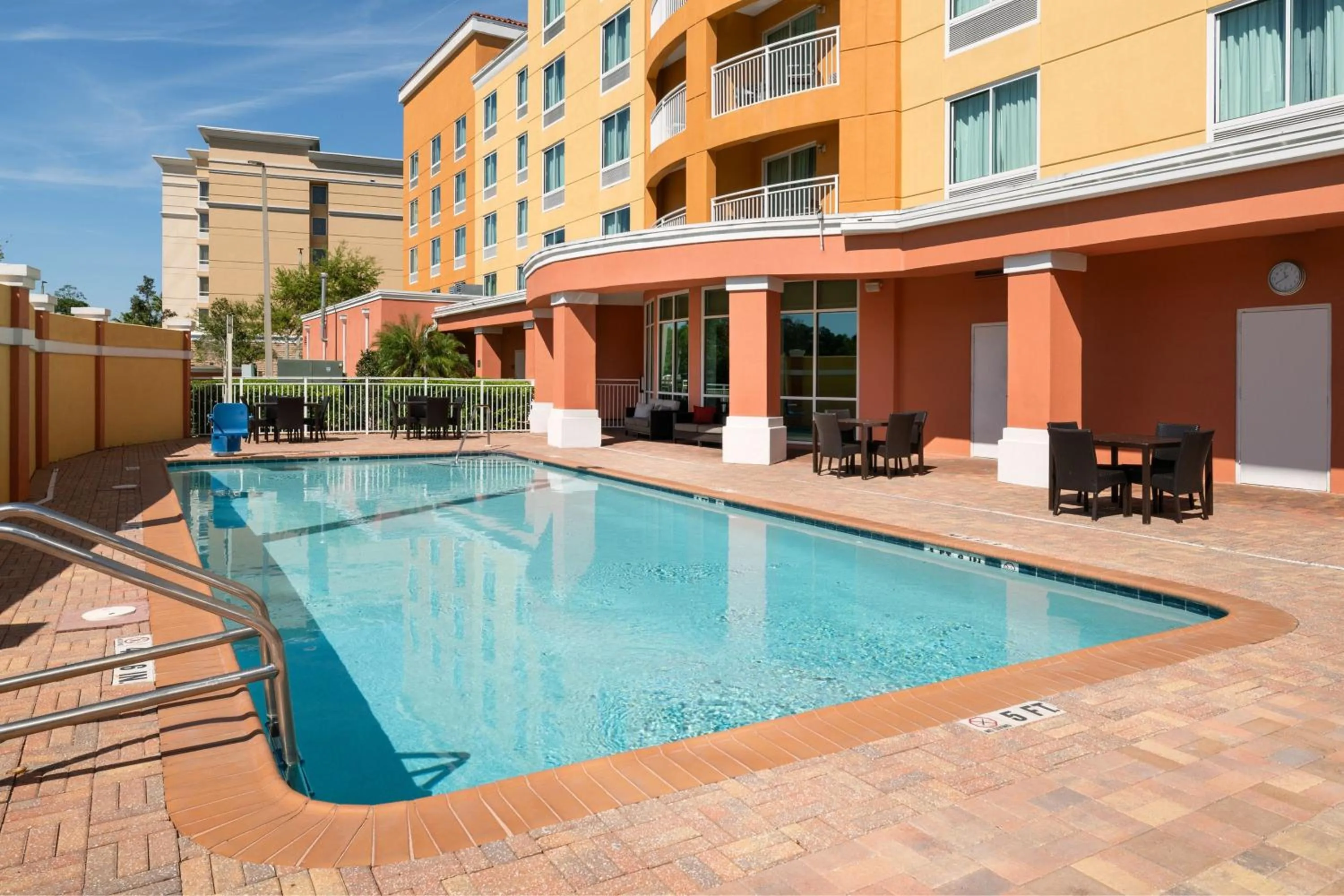 Swimming pool in Courtyard Jacksonville Orange Park