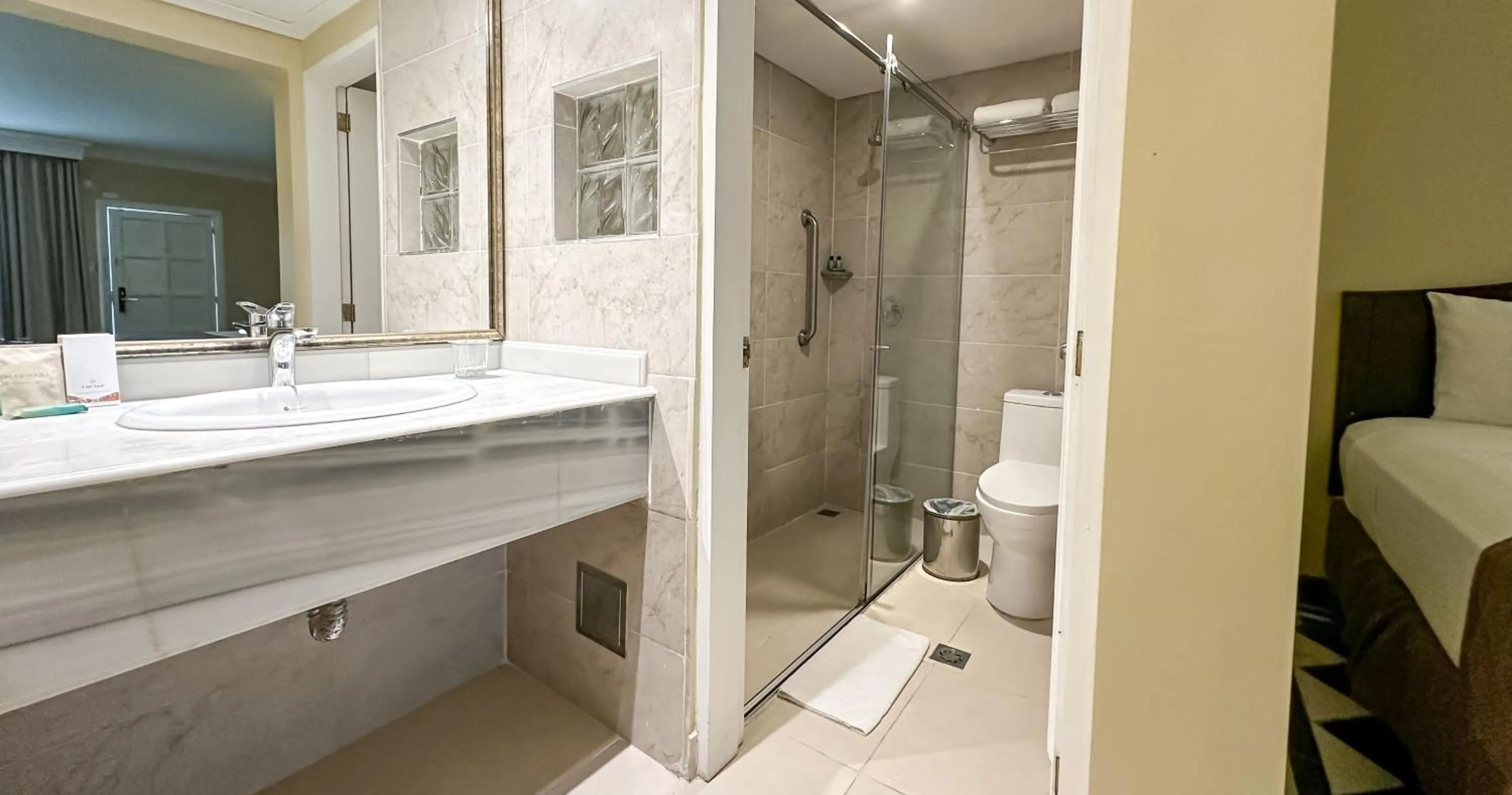 Bathroom, Bed in Hotel El Prado