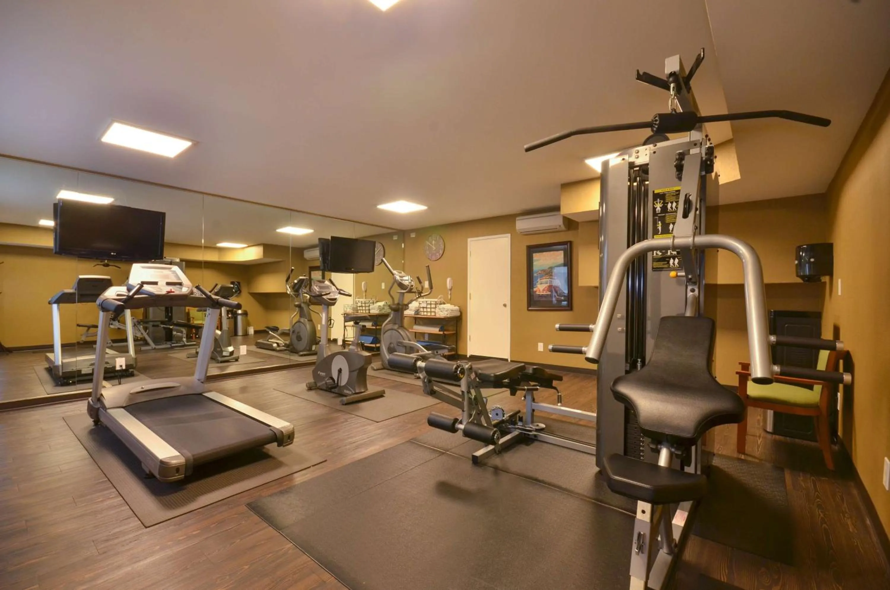 Fitness centre/facilities in Best Western The Inn & Suites Pacific Grove