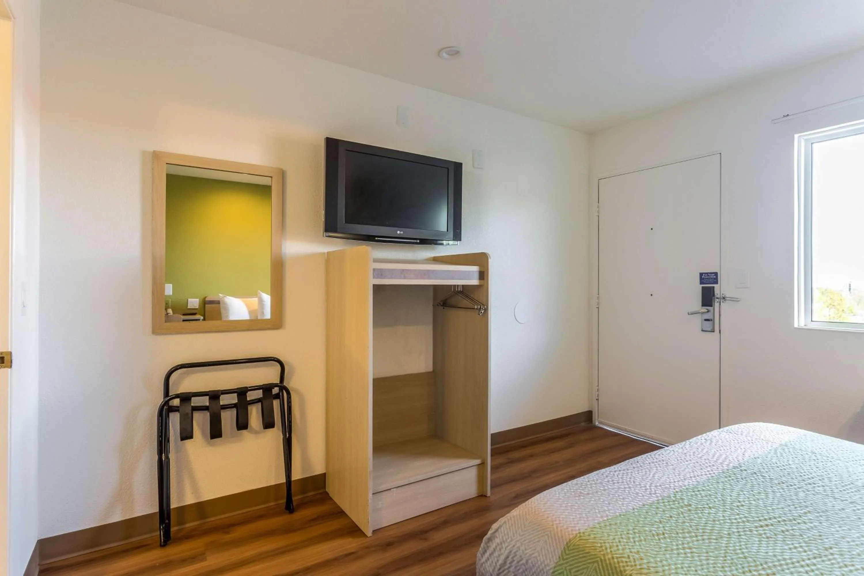 TV and multimedia, Bed in Motel 6-Needles, CA