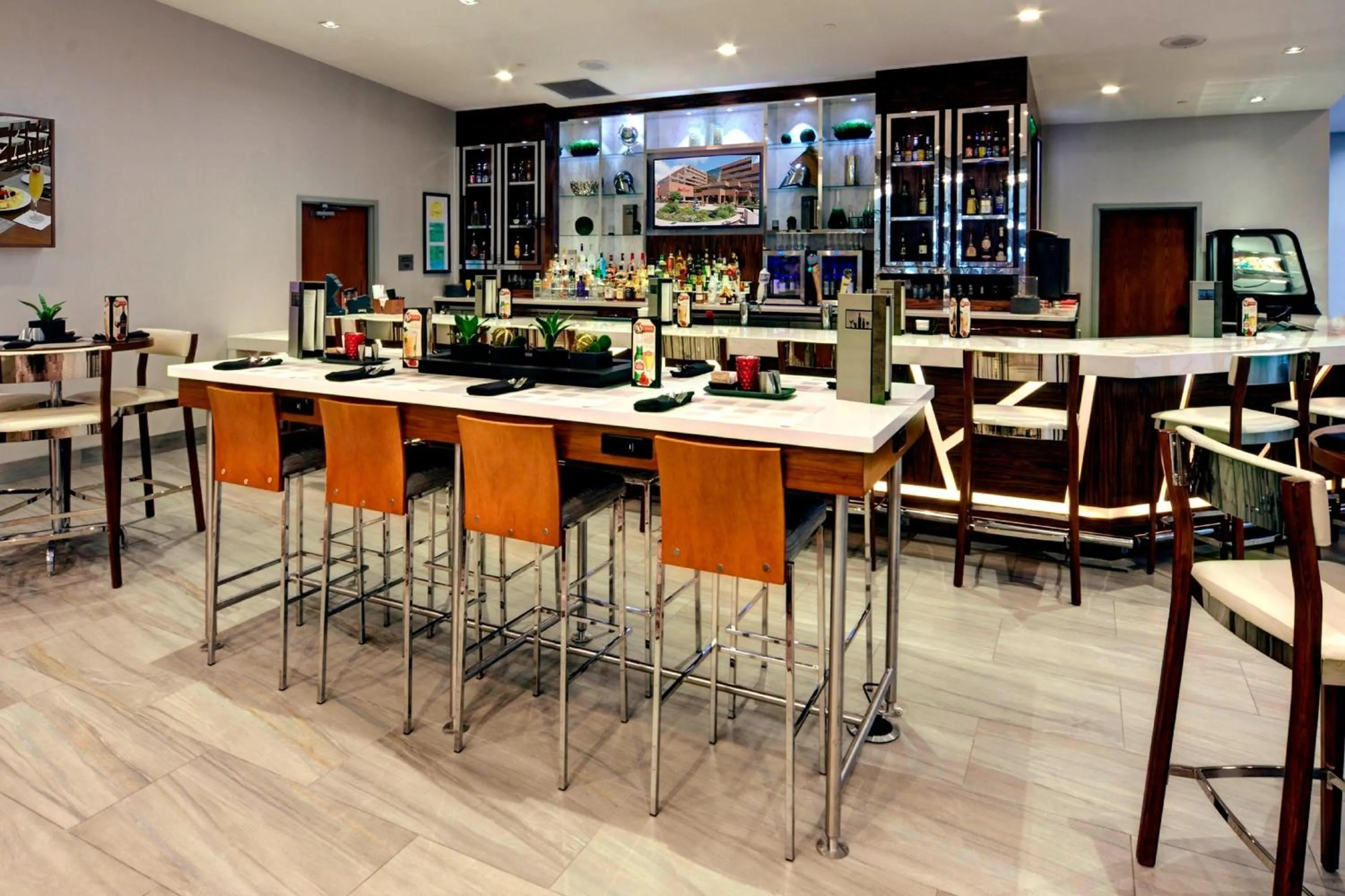 Lounge or bar in Marriott East Lansing at University Place