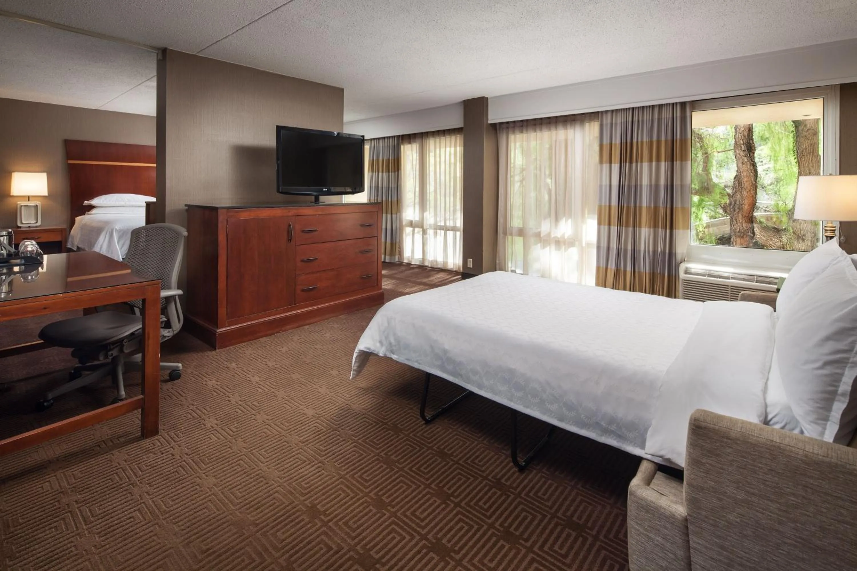 Bedroom, Bed in Sheraton Agoura Hills Hotel