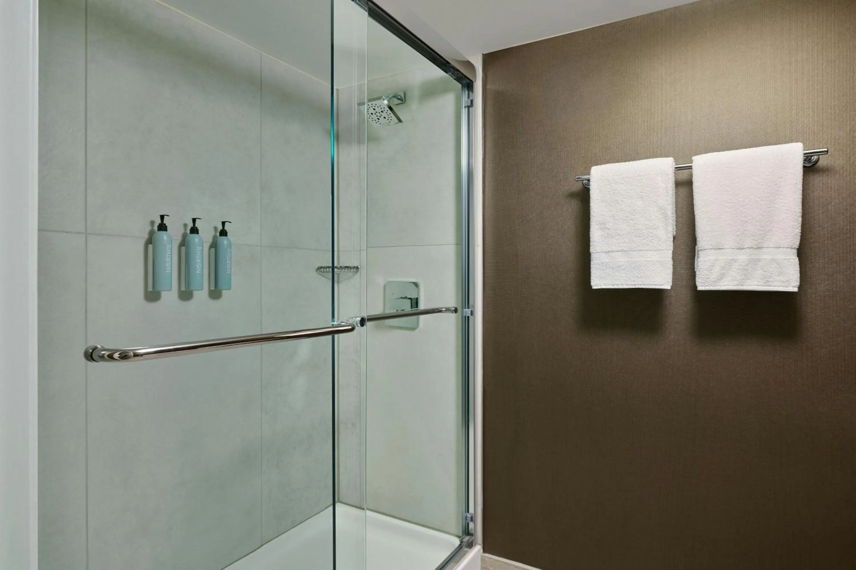 Bathroom in Courtyard by Marriott Los Angeles Pasadena Old Town