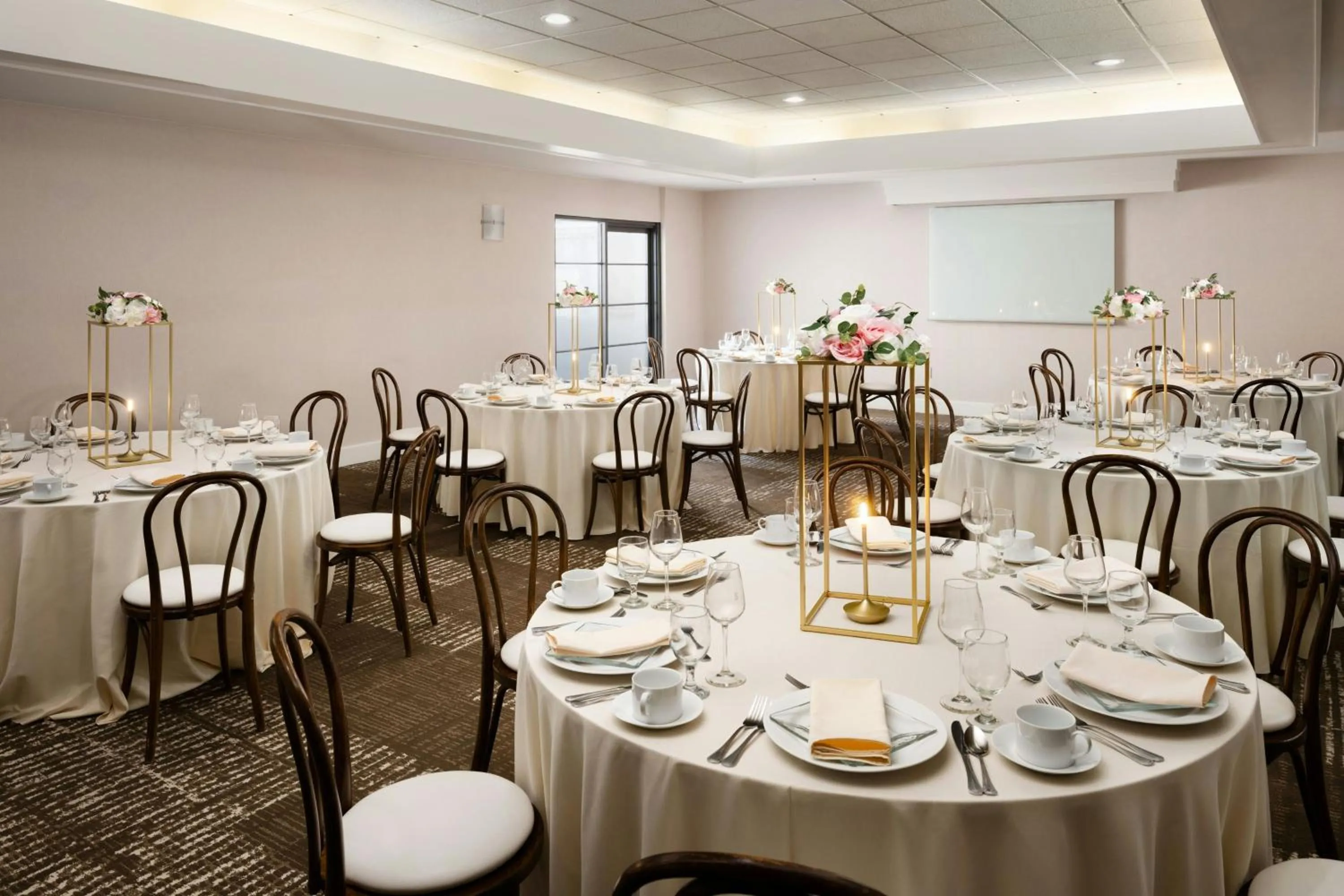 Lobby or reception in Courtyard by Marriott Los Angeles Pasadena Old Town