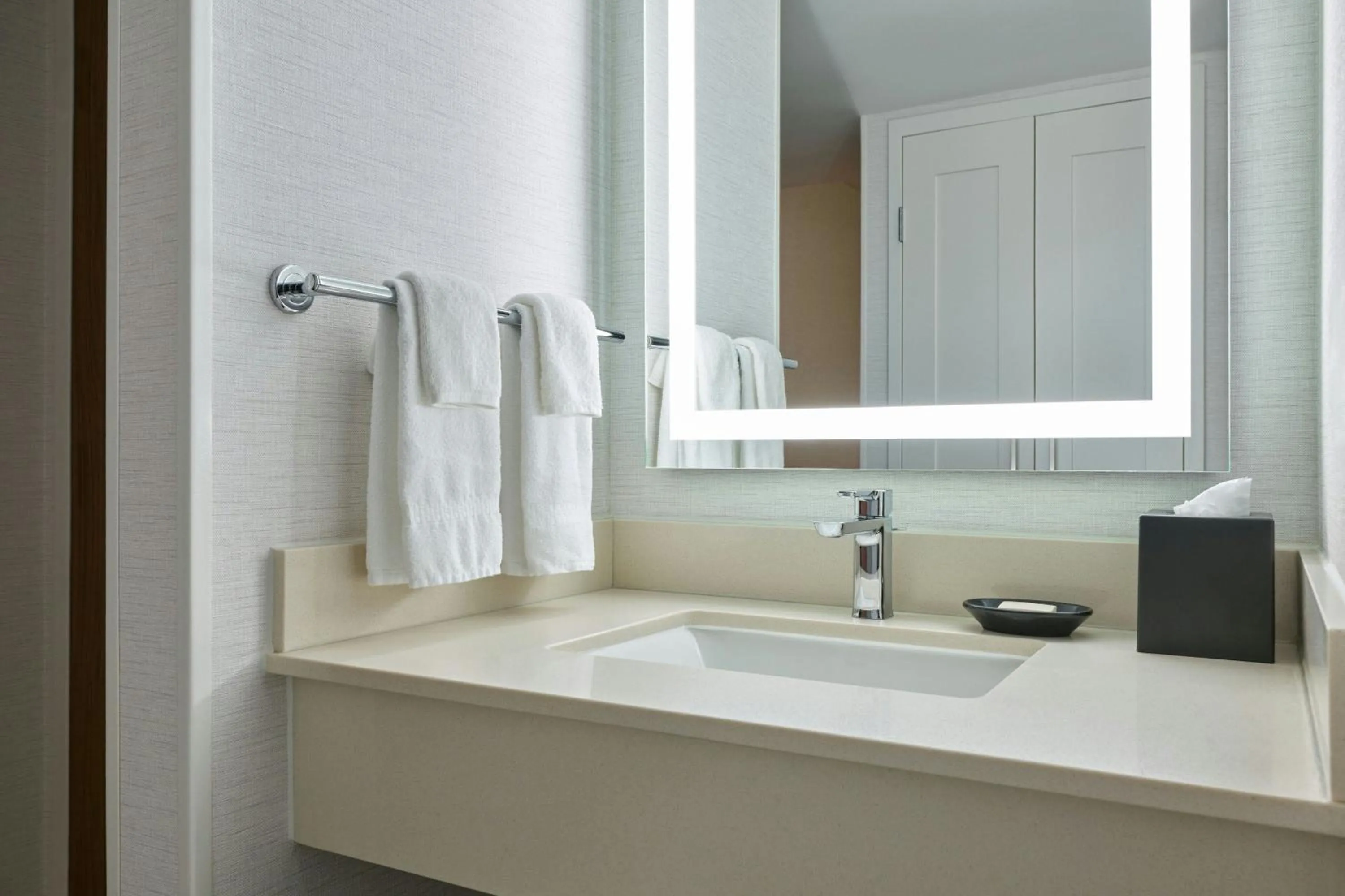 Bathroom in Courtyard by Marriott Los Angeles Pasadena Old Town