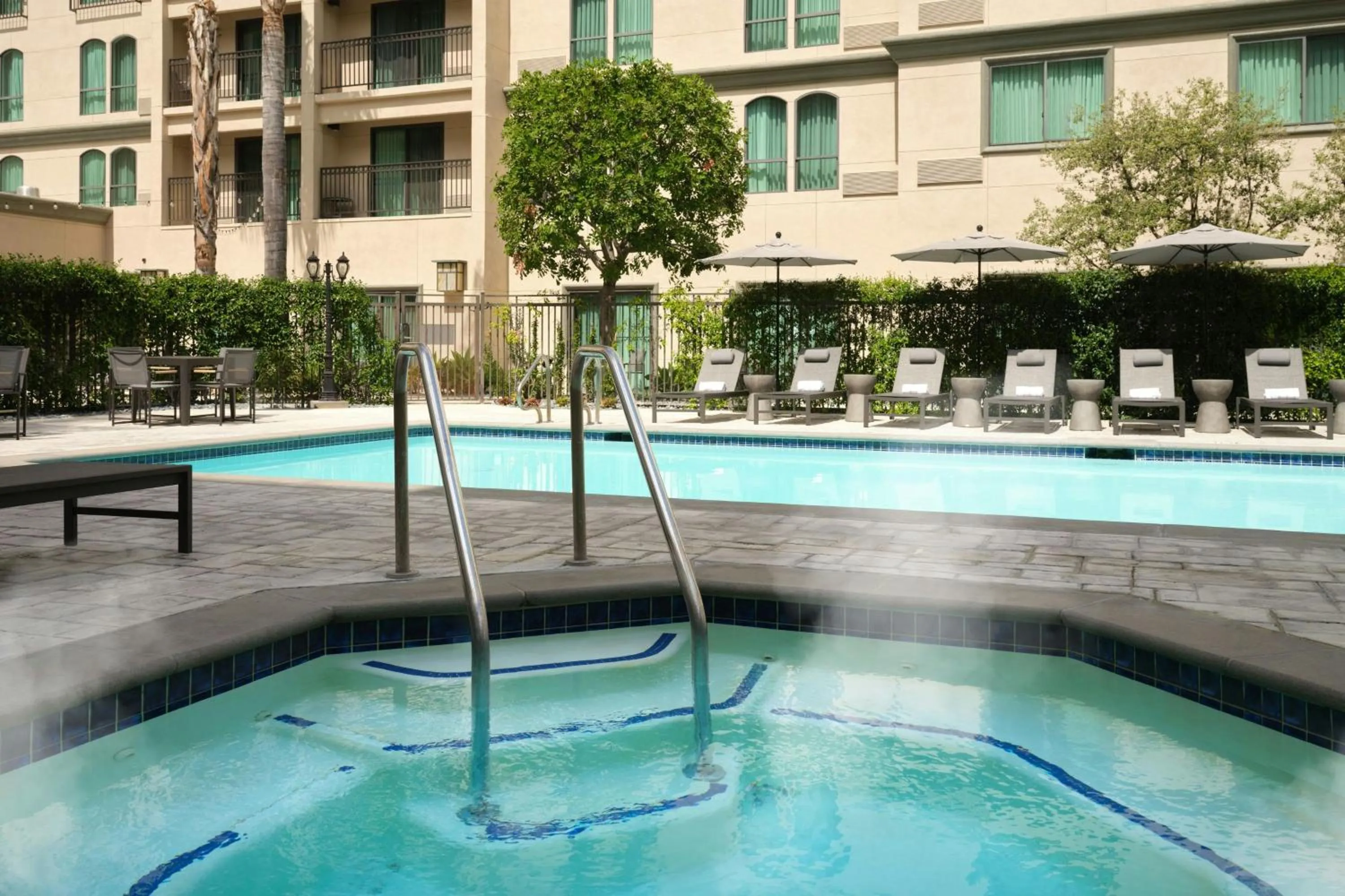 Swimming pool in Courtyard by Marriott Los Angeles Pasadena Old Town