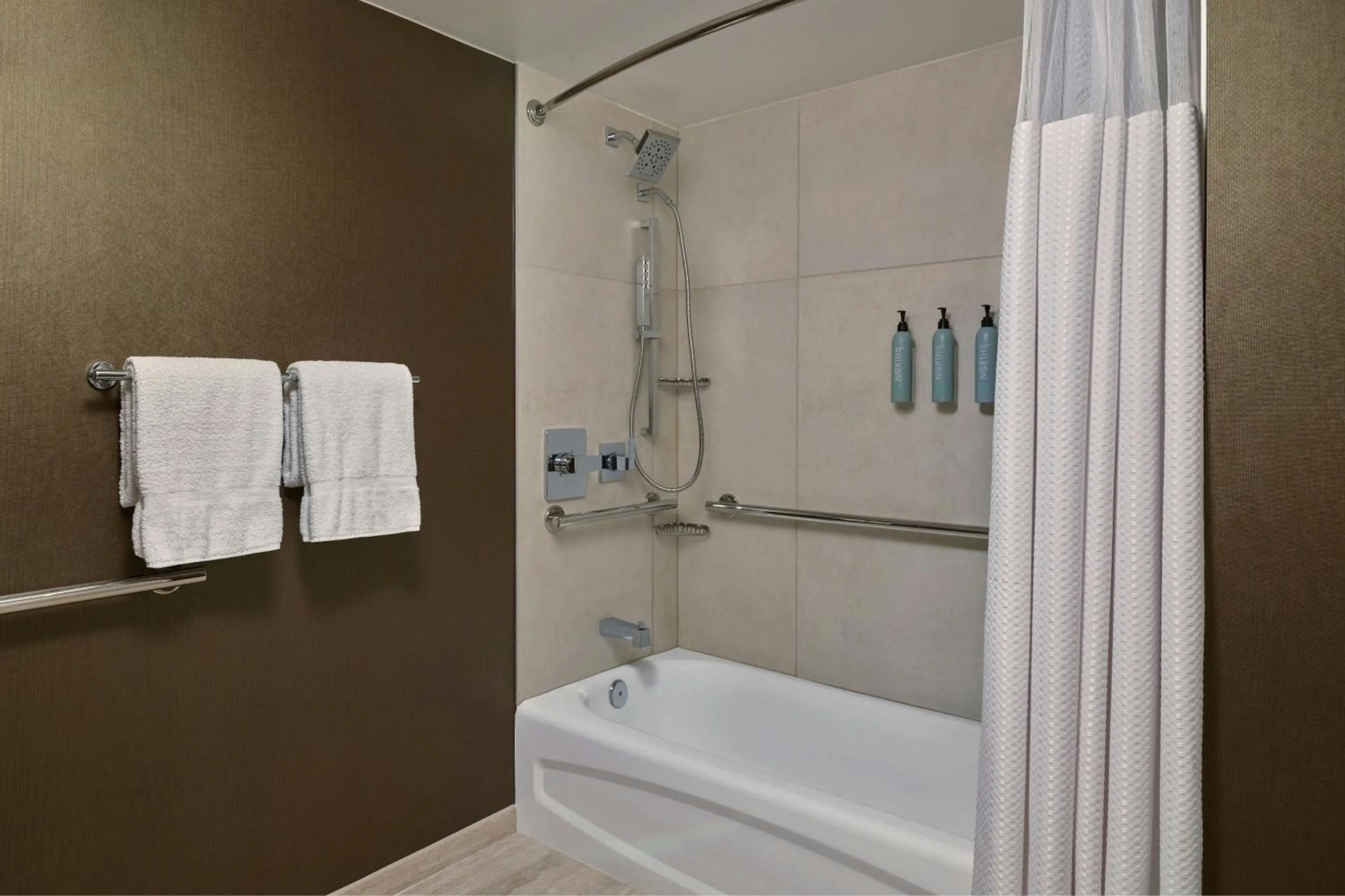 Bathroom in Courtyard by Marriott Los Angeles Pasadena Old Town