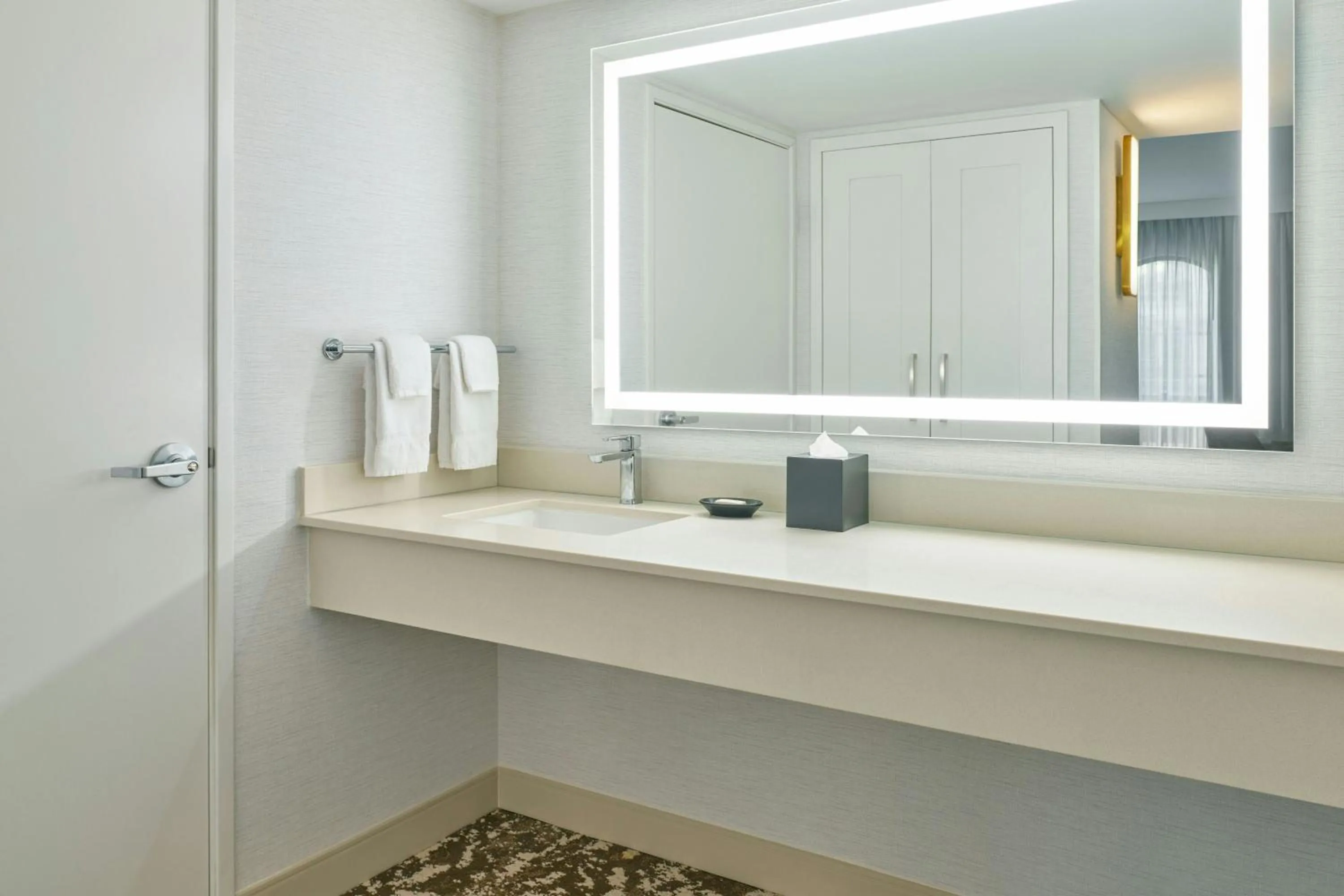 Bathroom in Courtyard by Marriott Los Angeles Pasadena Old Town