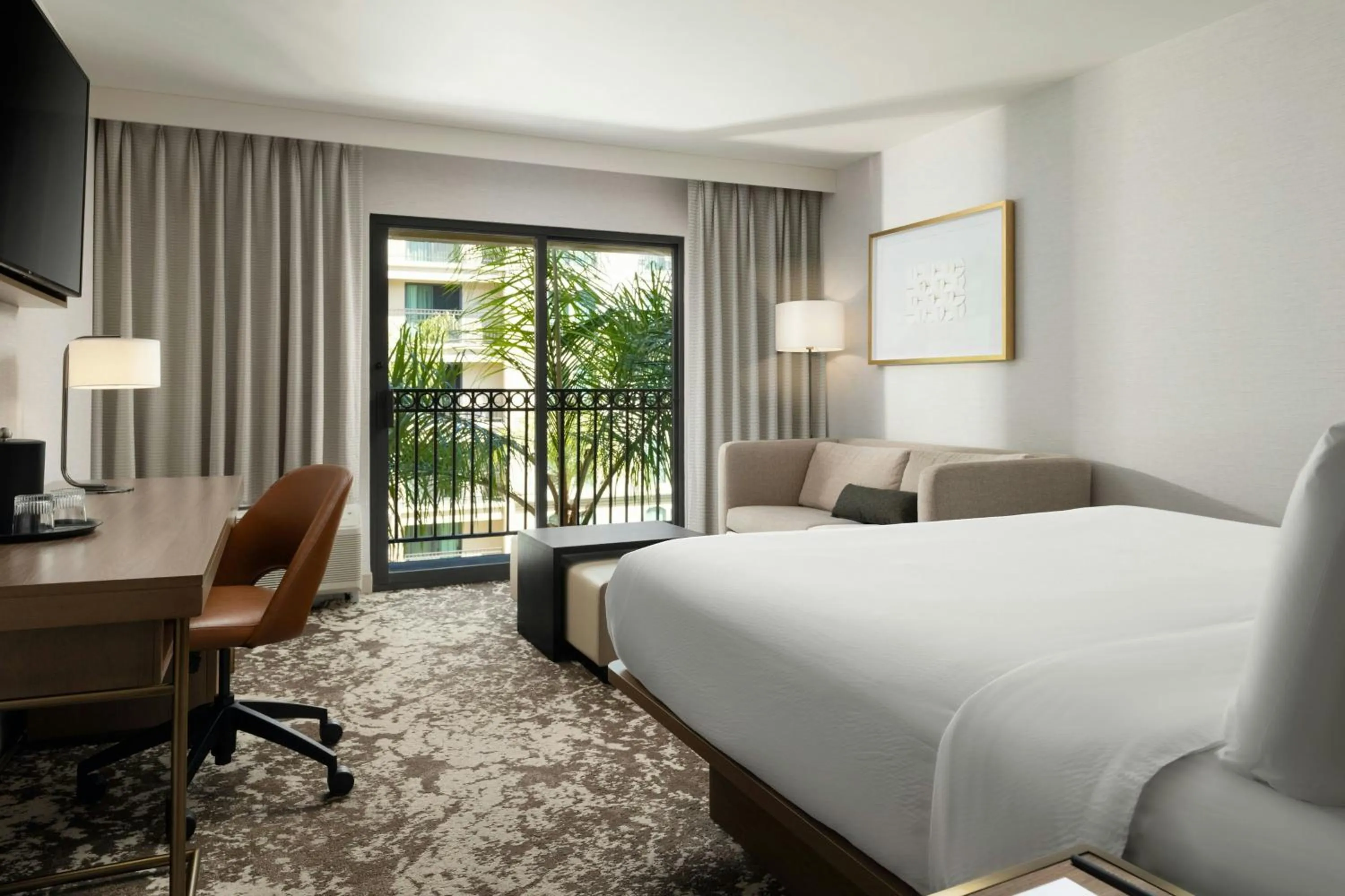 Photo of the whole room, Bed in Courtyard by Marriott Los Angeles Pasadena Old Town