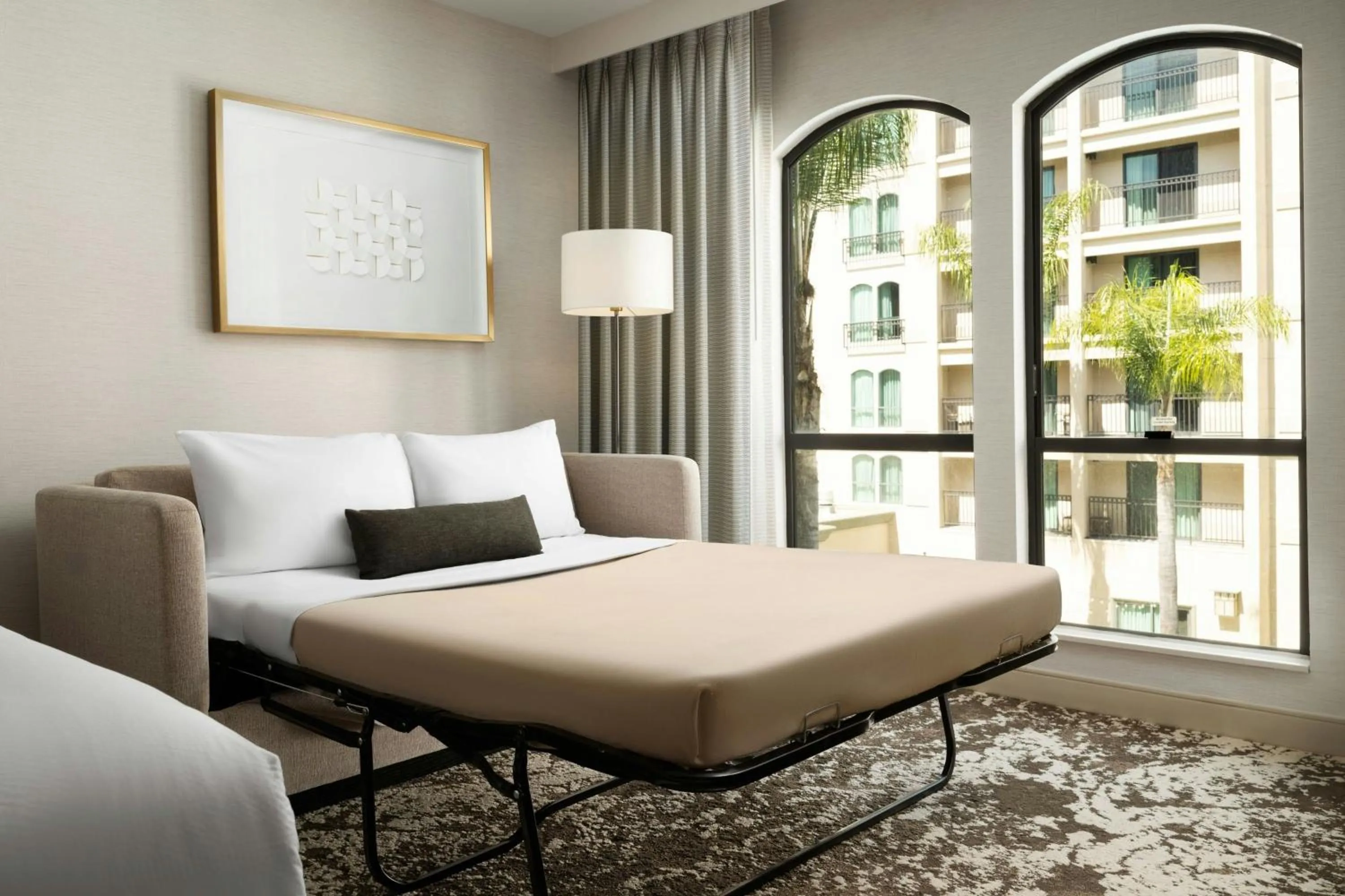 Swimming pool in Courtyard by Marriott Los Angeles Pasadena Old Town