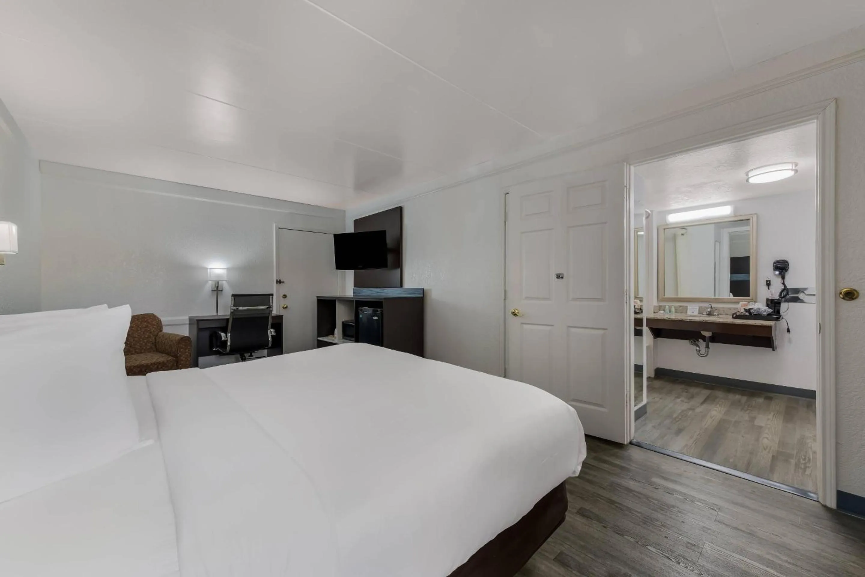 Bedroom, Bed in Quality Inn & Suites Airport