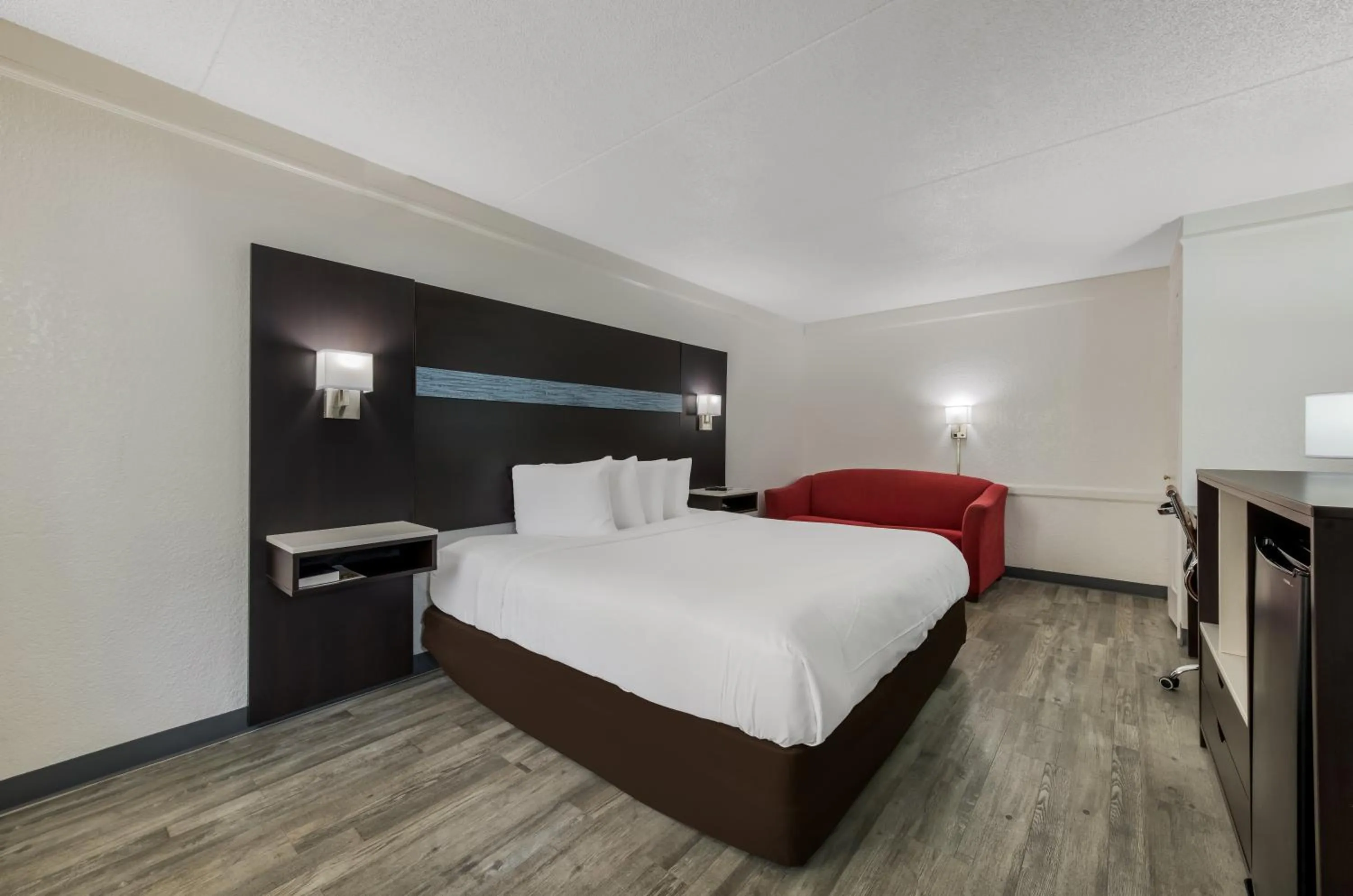 Photo of the whole room, Bed in Quality Inn & Suites Airport