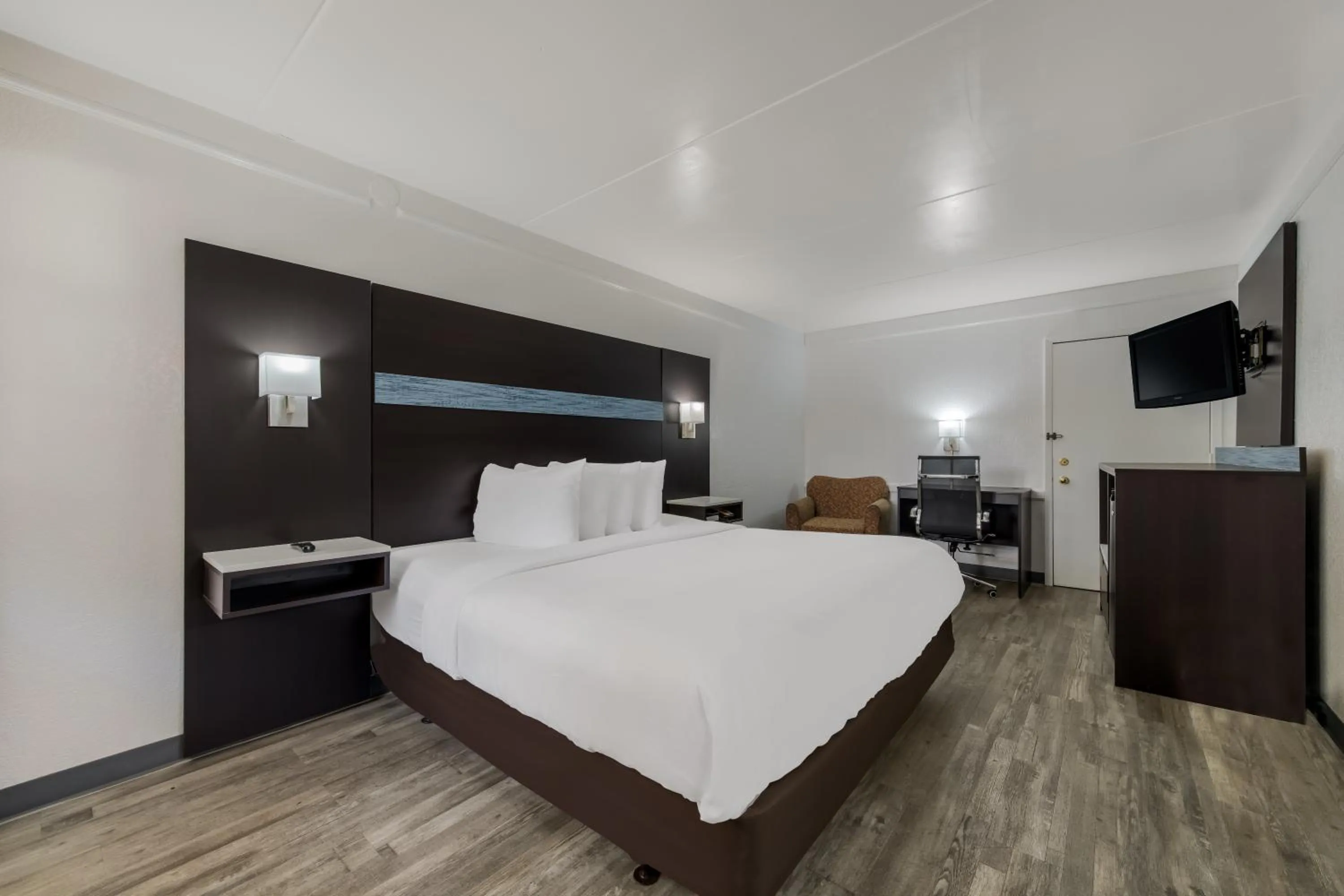 Photo of the whole room, Bed in Quality Inn & Suites Airport