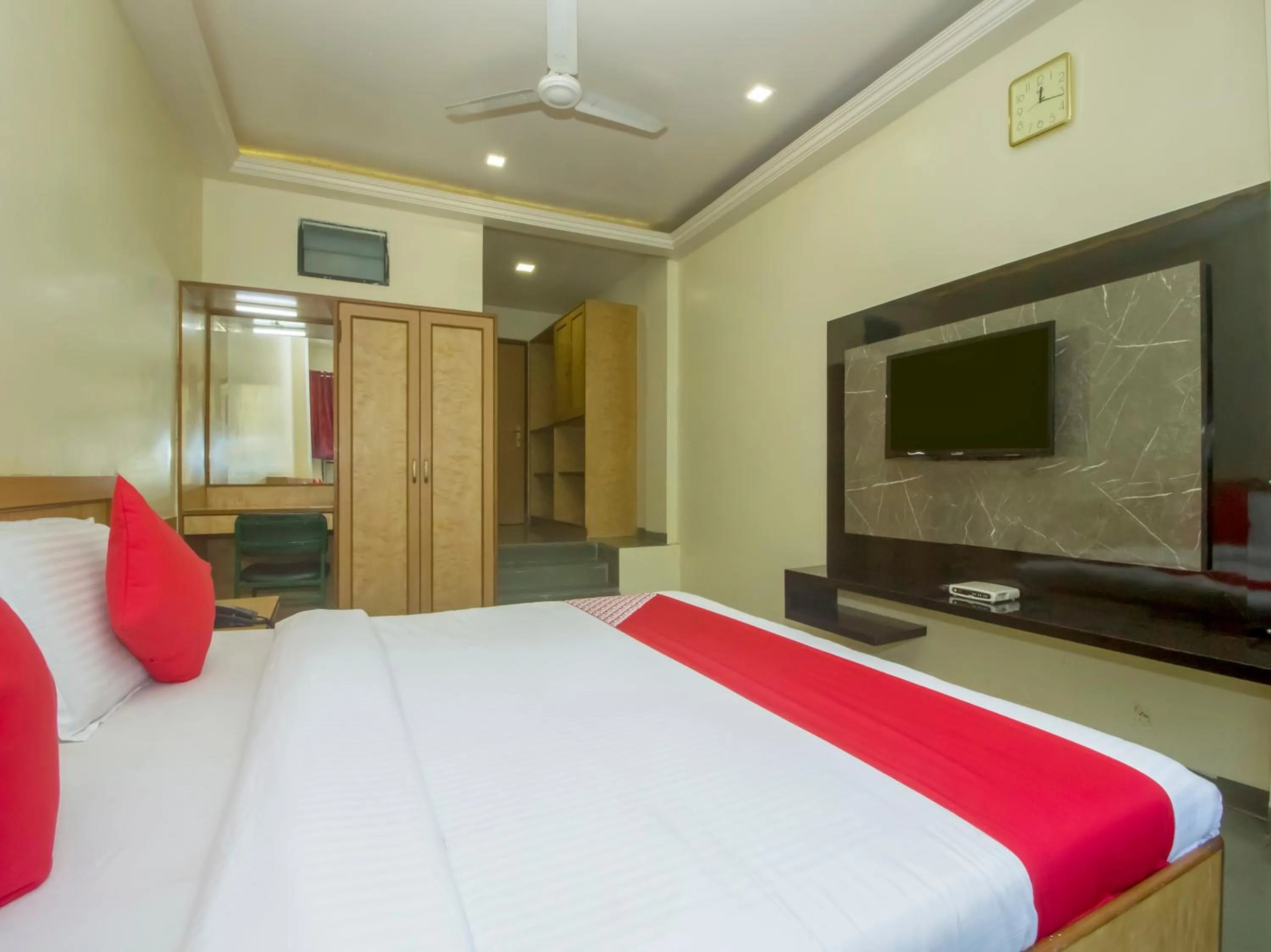TV and multimedia, Bed in Hotel New Uttam Hira Palace