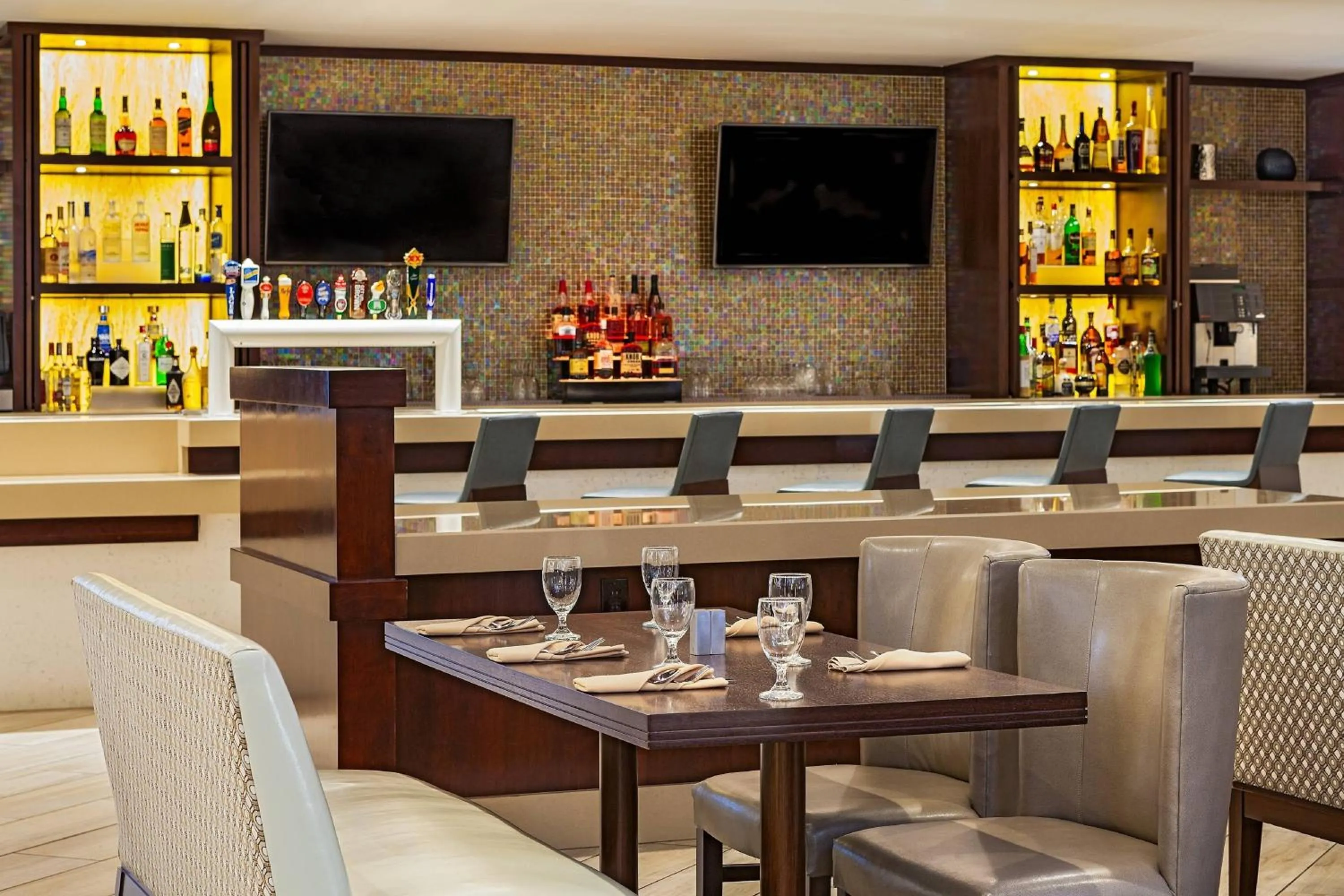 Lounge or bar in Fullerton Marriott at California State University