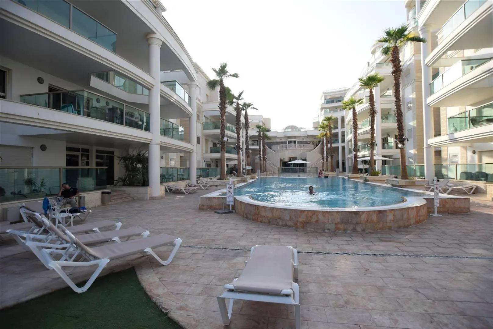 Swimming pool in City Resort Palmore