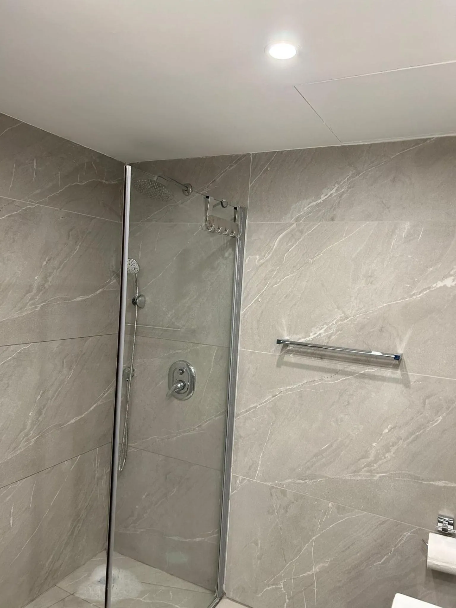 Shower in City Resort Palmore